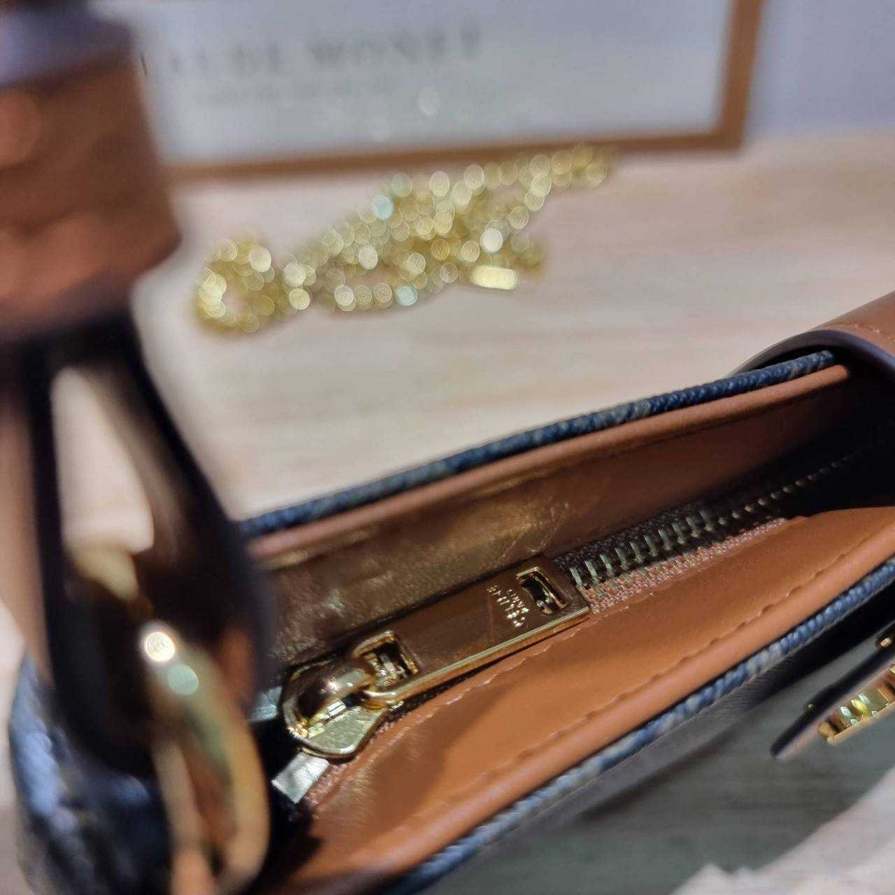 Celine wiltern bag กระเป๋าทรงพอชแบบตัวแม่ สวยมาก สวยแซ่บ ขนาดกำลังดี ใส่ของใส่มือถือได้ทุกรุ่น รูปทรงย้อนยุค สไตล์วินเทจลัคชู มีสายสะพายให้ถึง 2 แบบ สายหนังและสายโซ่ ดูแพงสุดๆ