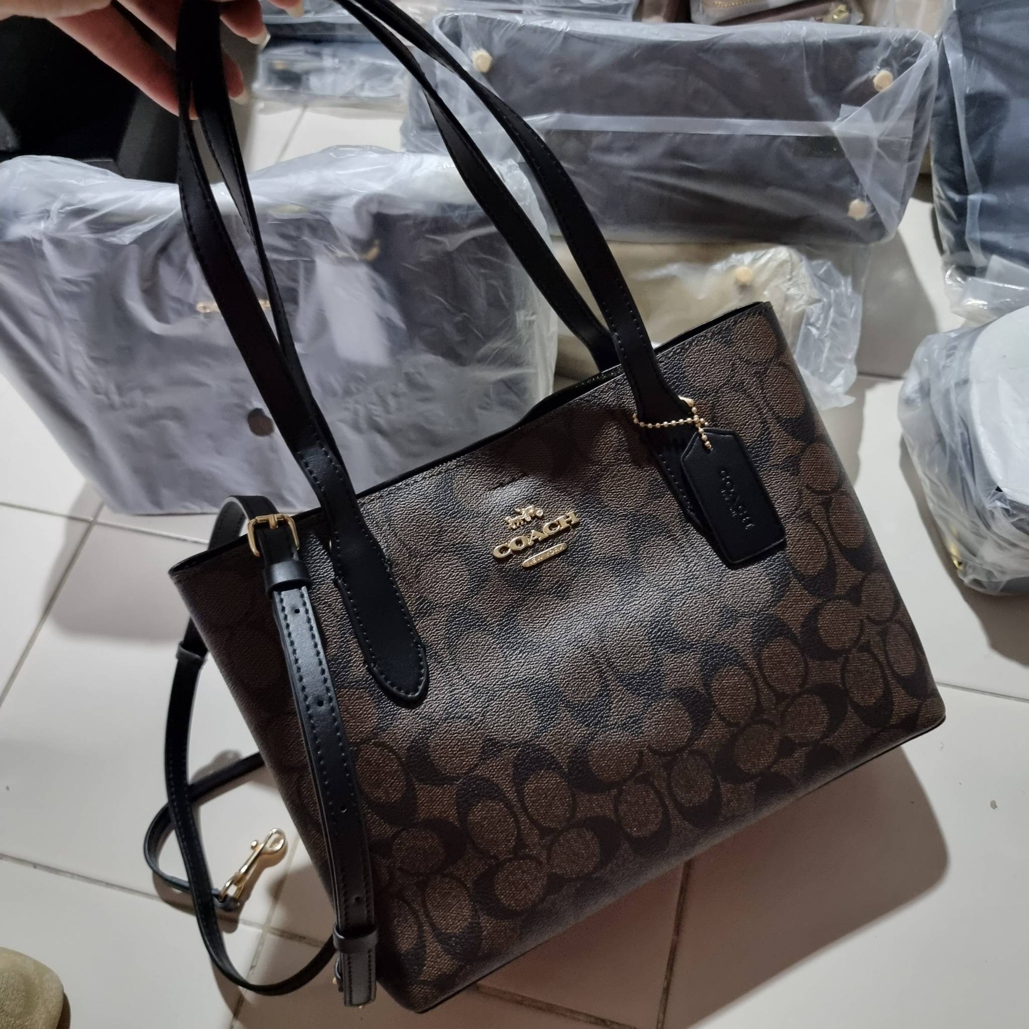 OUTLET 】COACH 73293 MINI AVENUE CARRYALL IN SIGNATURE CANVAS กระเป๋าสะพายรุ่นคลาสสิค คัมแบคแล้วจ้าแม่!! ไซส์กำลังสวย วัสดุหนังแคนวาสคุณภาพดี ด้านข้างเก็บทรงได้ เปิด-ปิดด้วยกระดุมแม่เหล็ก ใช้งานง่าย มีช่องซิป ใบนี้เห็นเล็กๆ แต่จุได้เยอะพอสมควรเลยน้า ɣ