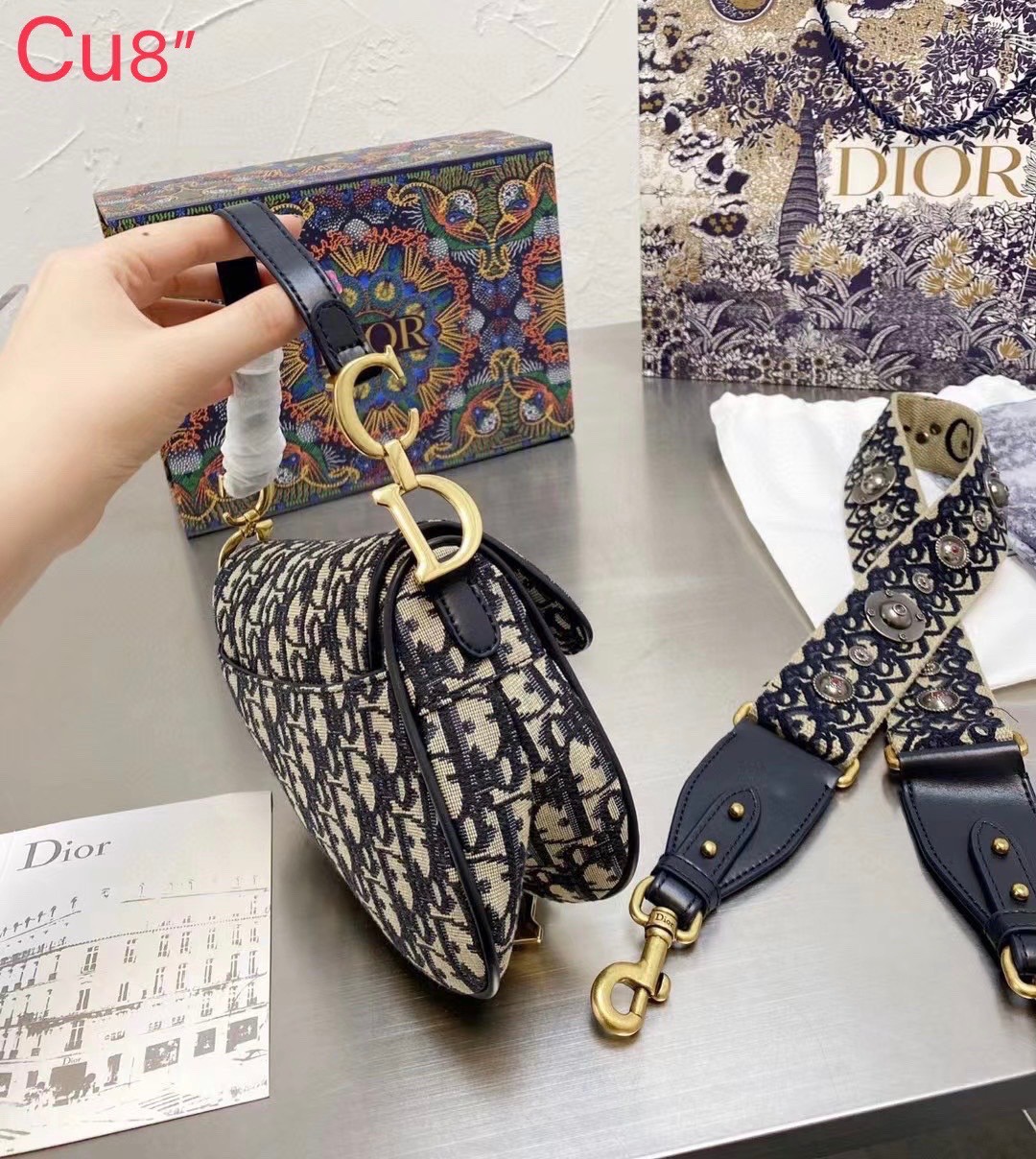 DIOR Mini Saddle Bag with Strap **รอบราคาพิเศษ** มาพร้อมสายครอสบอดี้สุดคุ้ม กระเป๋ารุ่นยอดนิยม งานผ้าแจ็คการ์ดลาย Oblique ลูกเล่นห้อยด้วยตัวอักษร D ตรงหูหิ้วมีกิมมิค CD สีทอง