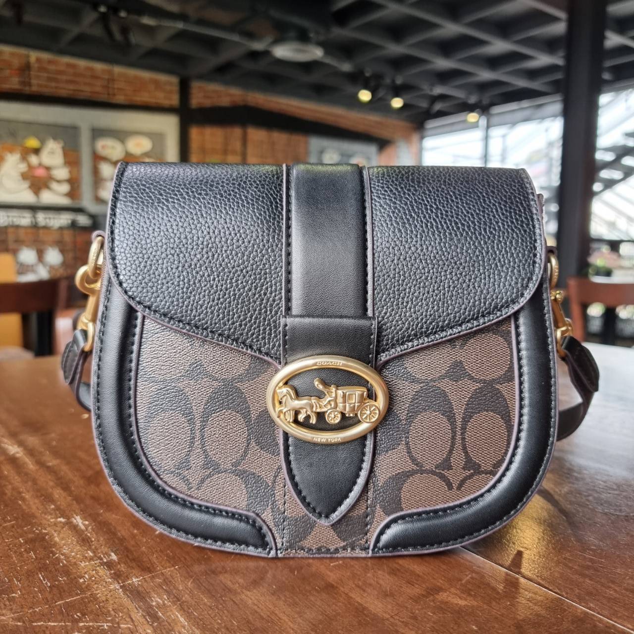 ของแท้ 💯% COACH C2806 GEORGIE SADDLE BAG IN SIGNATURE CANVAS ยกระดับความหรูให้กับตัวเองกันหน่อย