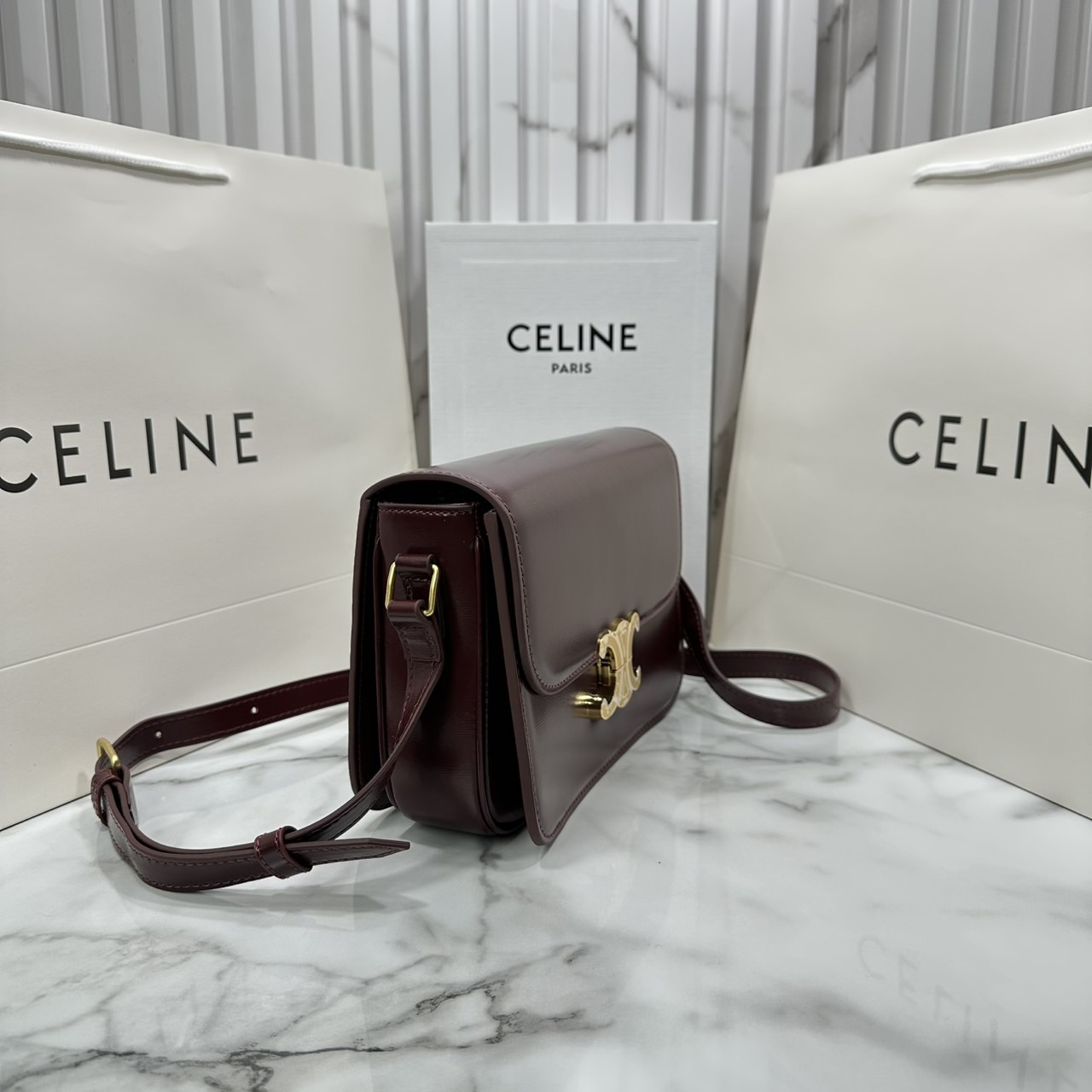 ORI หนังแท้ | 9" CELINE CLASSIQUE TRIOMPHE bag in natural leather กระเป๋าสะพายรุ่นยอดนิยม ด้วยรูปทรงสี่เหลี่ยมผืนผ้า ดีไซน์คล่องตัวถ่ายทอดให้เห็นถึงแก่นแท้ของสไตล์