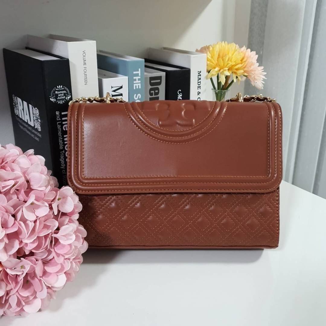 ของแท้ 💯% Tory Burch มีมาให้ช้อปอีกแล้วค่ะสาวๆ กับทรง Quilted Clutch กระเป๋าสะพายข้างหรือสะพายเป็นครอสบอดี้ รอบนี้เข้า4สีเลย ประดับพู่ด้านข้าง(ถอดได้)