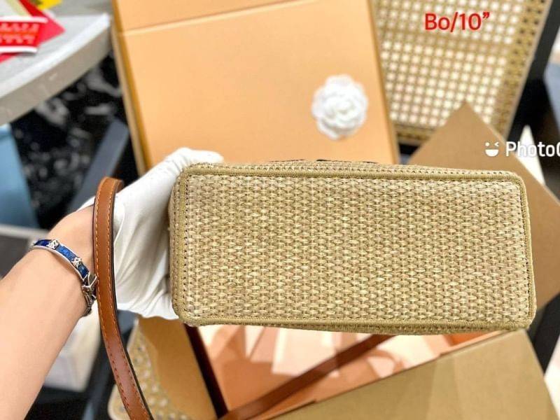 LOEWE logo raffia tote bag / Loewe Tote Bag กระเป๋าโท้ท รูปทรงสวยงามสานเต็มใบ และยังโดดเด่นด้วยโลโก้ สีโทนอุ่น ทำให้ไอเท็มนี้ ภายในกระเป๋าใหญ่โล่งกว้าง ใบนี้เหมาะกับสายแฟชั่นมากๆ