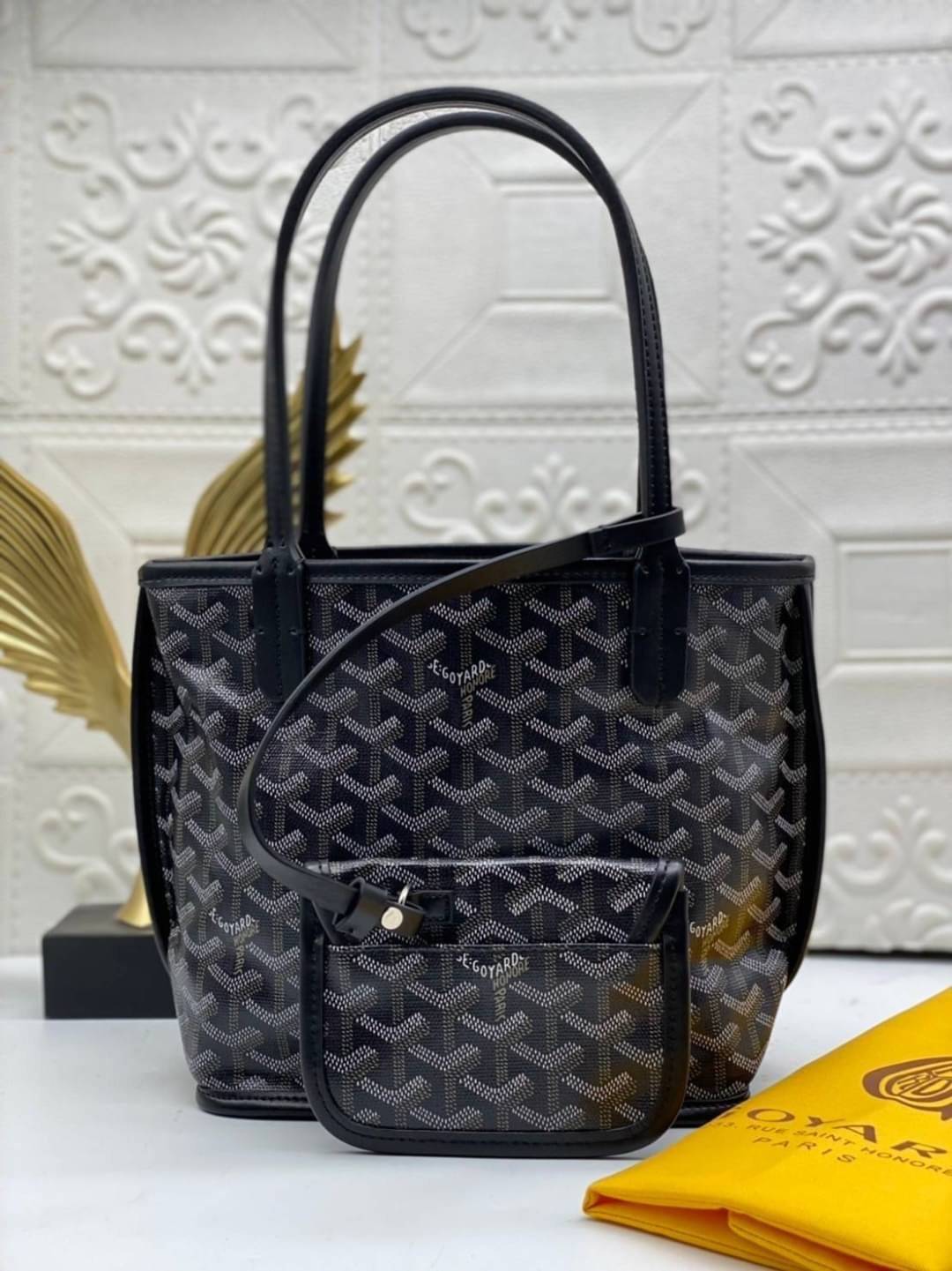 9 สี GOYARD ANJOU TOTE MINI / Goyard Mini Tote เกรดออริจินอลสลับแท้ ใช้งานต่างประเทศได้ ฮอตไอเท็ม กับกระเป๋าสะพายทรงโท้ท ไซส์มินิ กะทัดรัด มาครบสีขายดี เลิศทุกสี รูปทรงคลาสสิค ดีไซน์เป็นเอกลักษณ์ ใช้งานได้หลากหลาย