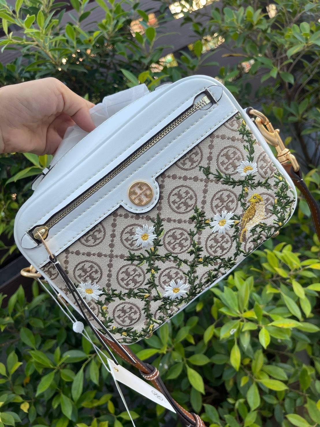 ของแท้ 💯% 】TORY BURCH T MONOGRAM JACQUARD CAMERA BAG การออกแบบที่เรียบง่าย แต่ยังคงความหรูหราเอาไว้ โดดเด่นด้วยลวดลาย T Monogram ซึ่งสามารถบ่งบอกความเป็นตัวตนของแบรนด์ได้อย่างชัดเจน