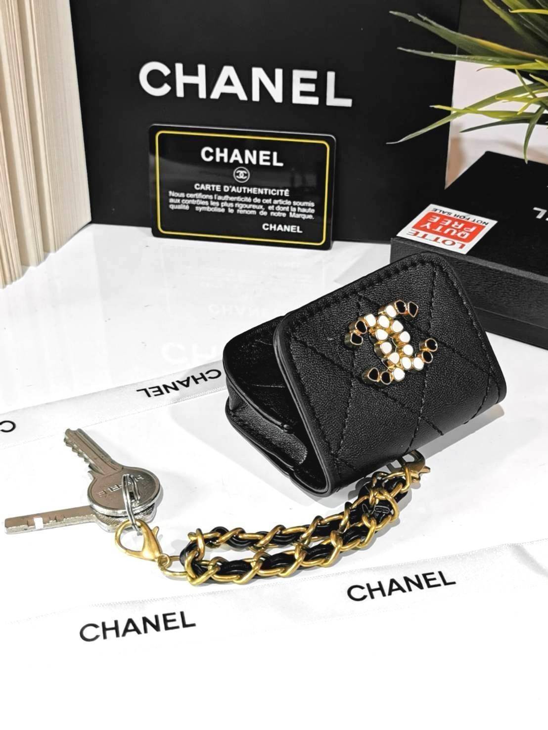 CHANEL QUILTED CRYSTAL CC MINI BAG VIP ไอเท็มแนะนำน่ารักสุดๆวัสดุหนังเรียบสีดำด้านหน้าประดับโลโก้แบรนด์เปิดปิดด้วยฝาปิดกระดุมแม่เหล็กอะไหล่ทองสวยดูดีมาพร้อมสายโซ่ร้อยหนังสามารถใช้คล้องกระเป๋า พวงกุญแจ เข็มขัดได้ ใส่ Airpods เหรียญ หรือกุญแจได้ น่ารักน่าใช