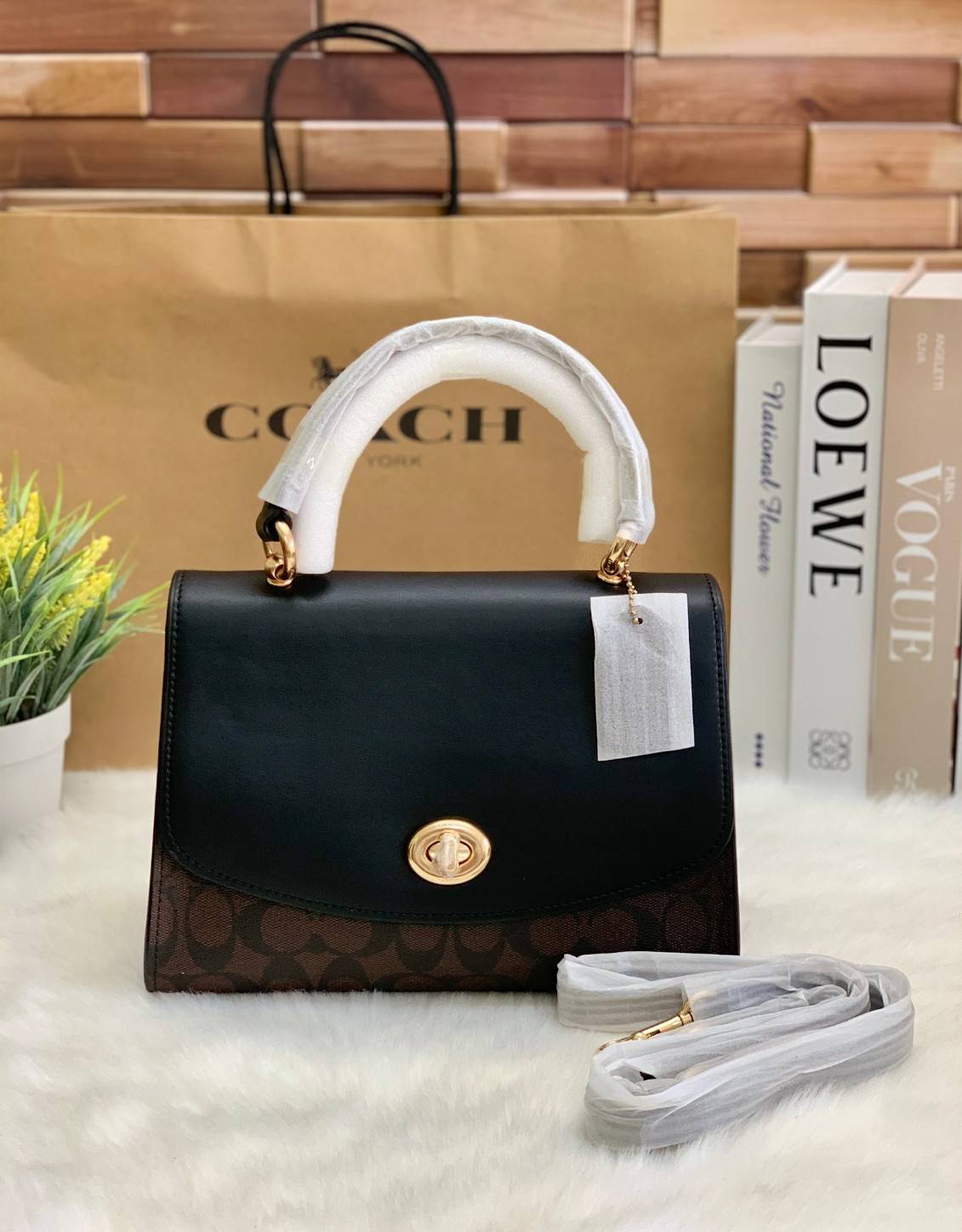 สวย หรู ดูดี รุ่นนี้กัยเลยค่า!! COACH TILLY TOP HANDLE SATCHEL IN SIGNATURE ((76620)) พร้อมส่งความสวย ห้ามพลาดค่ะ! กระเป๋าหิ้ว//คล้องมือ//สะพายข้างได้ ทรงสวย หนังแท้เรียบ+ลายCได้สวยงามค่ะ เปิดปิดกระเป๋าแบบหมุนล็อค ภายในมีช่องหลักใส่ของ2ช่อง สามารถใส่กระเป