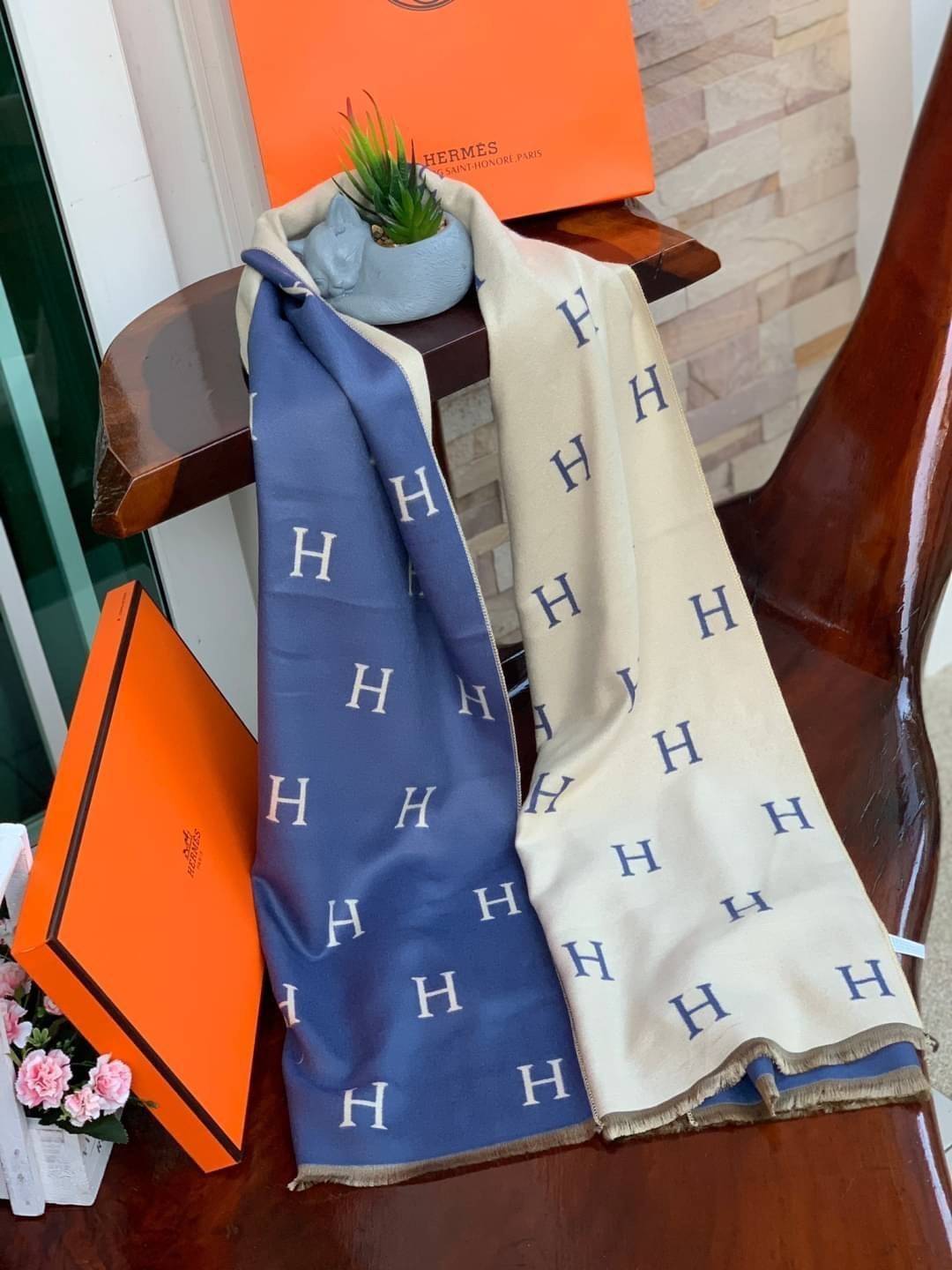 Hermes Women’s Scarves Accessories Scarf อีกหนึ่งแบรนด์ดังจากปารีส ด้วยงานพรีเมี่ยมกิ้ฟ ส่งมอบความรู้สึกดีๆให้กับคนที่คุณรัก ในรูปแบบผ้าพันคอและผ้าคุมไหล่ผืนใหญ่ให้ความอบอุ่น ถักทอด้วยผ้าcashmere ผ้าเนื้อดี สัมผัสนุ่มมือ ทอลายในตัว สีและลายคมชัด เหมาะสำหร