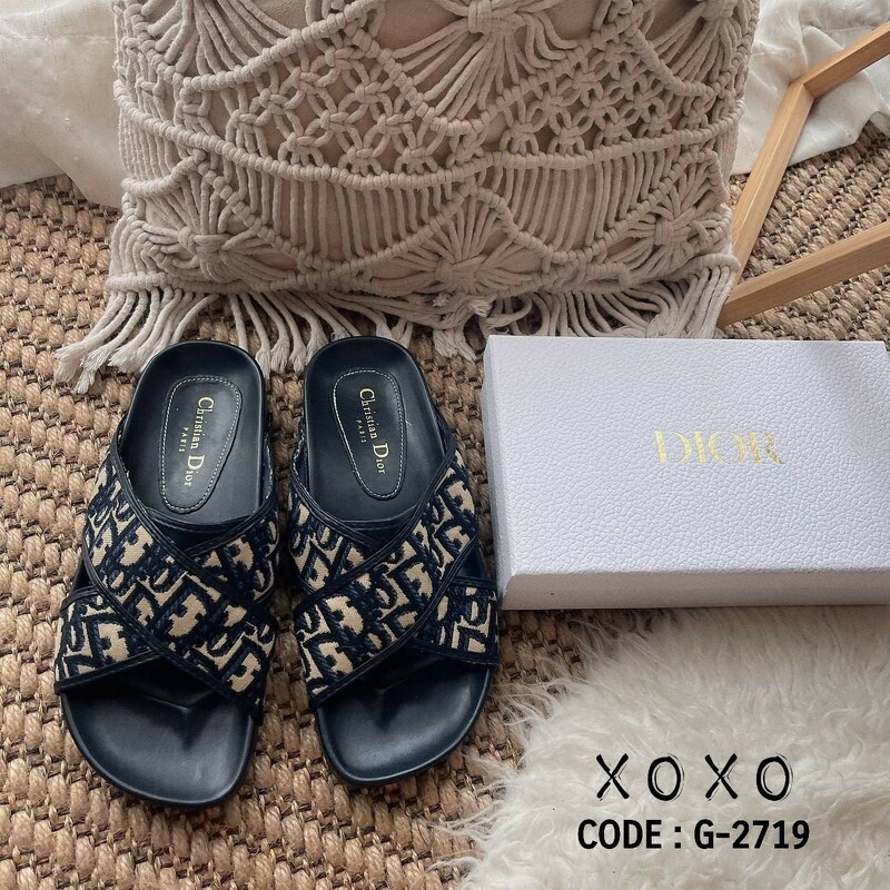 Christian dior Sandel แตะสวม ใส่สบาย งานผ้าตีแบรนด์ ผ้านุ่ม แต่งไค้วครอสเอ็กซ์ เรียบ หรู พื้นบุ๋มใส่แล้วกระชับ ห่อเท้ามากขึ้น แมทส์ชุดง่าย น้ำหนักเบา