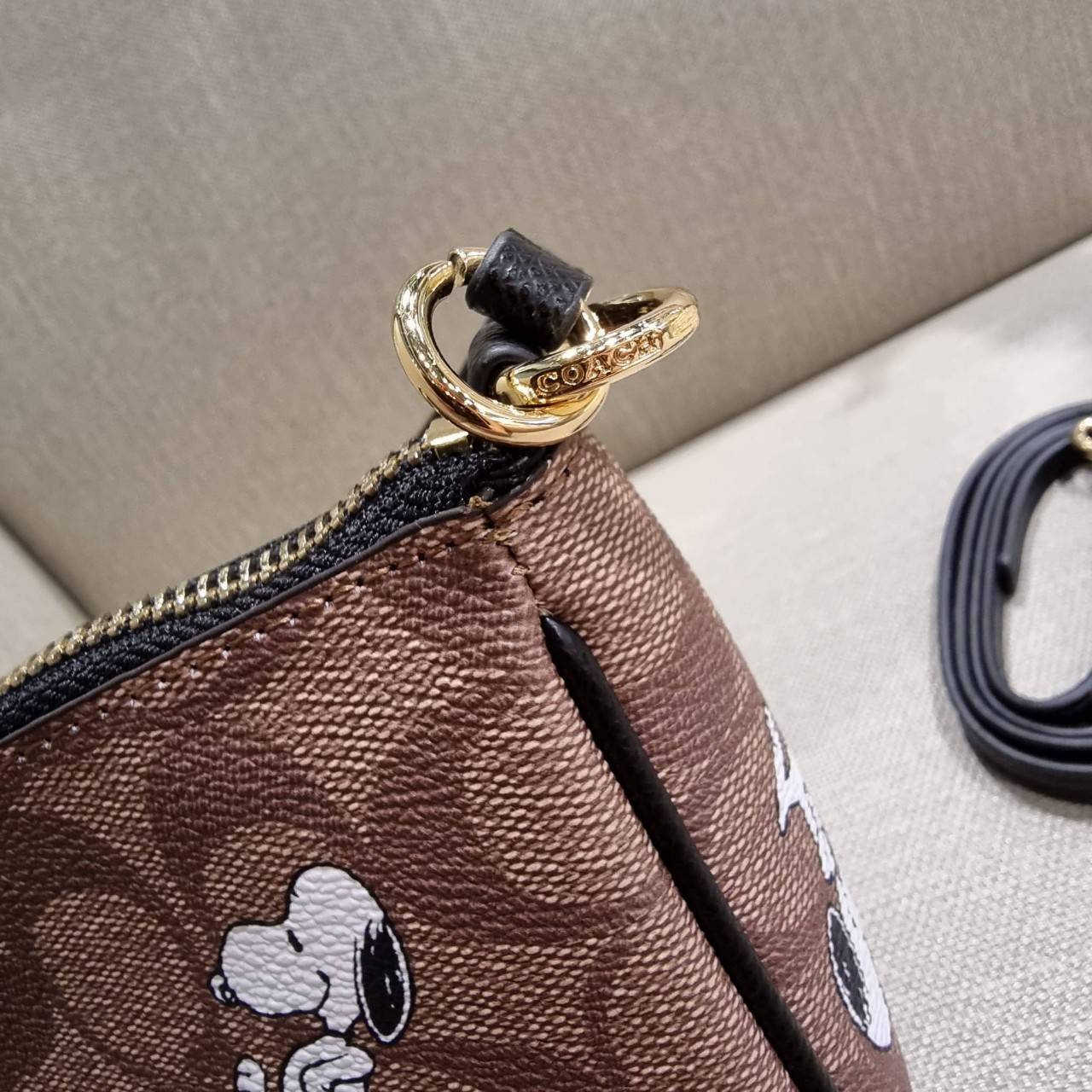 OUTLET 】COACH F36674 TOP HANDLE POUCH IN SIGNATURE WITH SNOOPY PRINT คอลเลคชั่นใหม่ ในสไตล์พอช มาให้ช้อปก่อนใครในไทยจ้า น่ารักน่าใช้ไปอีกกับกระเป๋าสะพายทรงฮิตตลอดกาล ด้วยดีไซน์ที่ออกมาให้ใช้งานได้ง่าย ขนาดกำลังเหมาะ วัสดุแคนวาสทนทาน ดีไปหมดขนาดนี้!! คุณลู