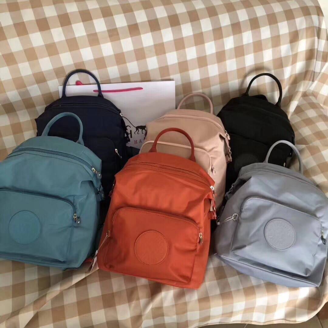 kipling mini bagpack กระเป๋าเป้ขนาดกลางกำลังดี วัสดุไนลอนกันน้ำ ปานกลาง ด้านหน้ามีช่องเล็ก โลโก้แบรนด์ มาพร้อมพวงกุญแจ ลายหินอ่อนรูปหัวใจ ช่องใหญ่เปิดปิดด้วยซิปบน ภายใน แบ่งช่องเป็นสัดส่วน มีช่องเล็ก และช่องซิปค่ะ