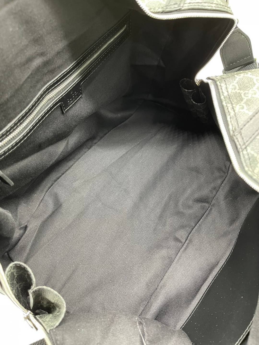 GUCCI Duffle bag with Interlocking G เกรดออริจินอล กระเป๋าใบใหญ่จุใจ 16" ใส่สัมภาระขึ้นเครื่องเดินทางได้ ใส่เสื้อผ้า รองเท้า เอกสาร A4 iPad Notebookได้ หูจับแข็งแรง สายสะพายยาวถอดออกได้ สะพายไหล่หรือ Crossbody ก็ดูดี ใช้ได้ทั้งชายหญิง ภาพถ่ายสินค้าจร