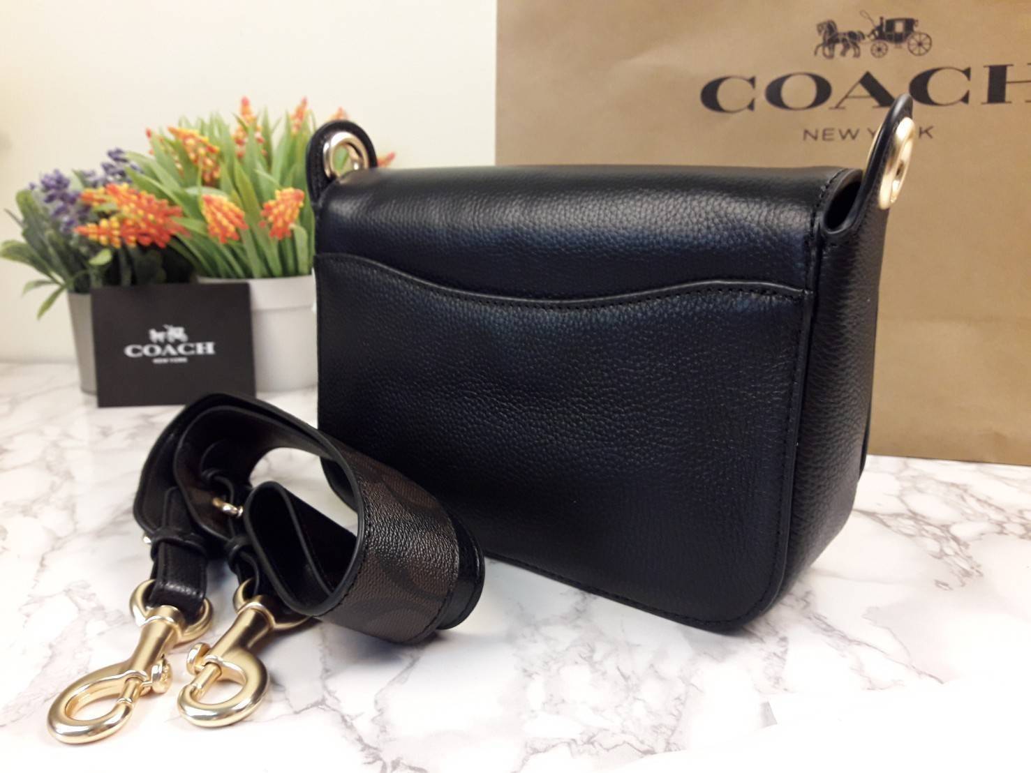 COACH SMALL JES MESSENGER WITH SIGNATURE CANVAS STRAP(COACH F77979)🌺 ทรงนี้ สวยมากจริงๆ ฮิตมากๆตลอดกาล //สะพายข้างฝาปิด ล็อคด้วยแม่เหล็กแน่นหนา รุ่นนี้สวยมาก >>วัสดุหนังแท้เต็มใบ หนังสวยคุณภาพดีมากๆ ยิ่งใช้ หนังยิ่งสวย>>สายสะพายถอดได้ 