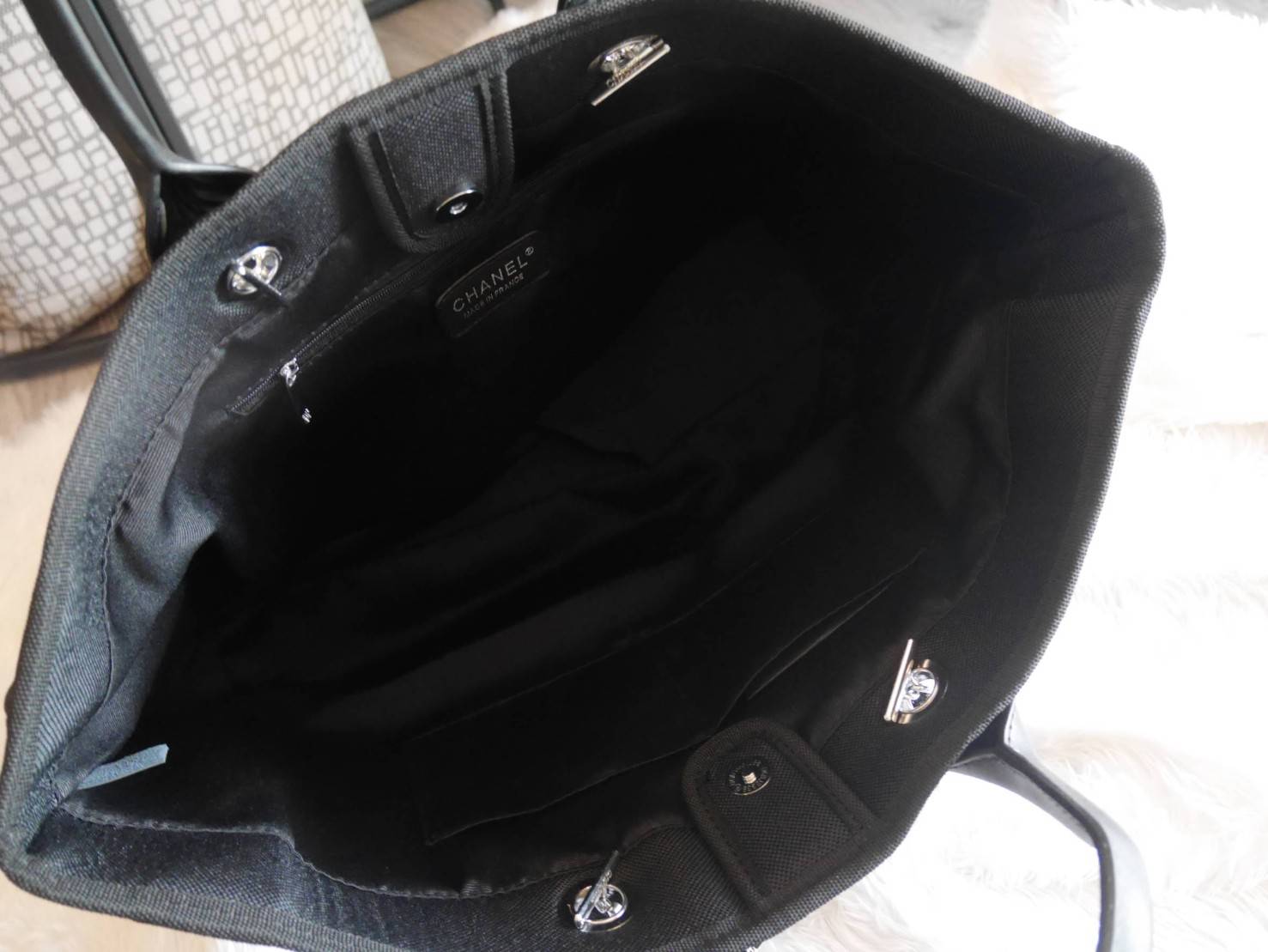 รุ่นที่สาวๆรอคอย Chanel tote canvas bag จากงานพรีเมี่ยม VIP GIFT รุ่นดังเลยค้า Size ใหญ่อลัง บอกเลยว่า **งานดีที่สุด ตัวกระเป๋า กระเป๋าผ้าเป็นผ้า canvas เนื้อดีสมราคา สัมผัส นุ่มลื่นมือมากกกก อะไหล่เงินปั้มแบรนด์แท้ทั้งใบ ด้านหน้าปัก logo แบรนด์สุดหรู จุข