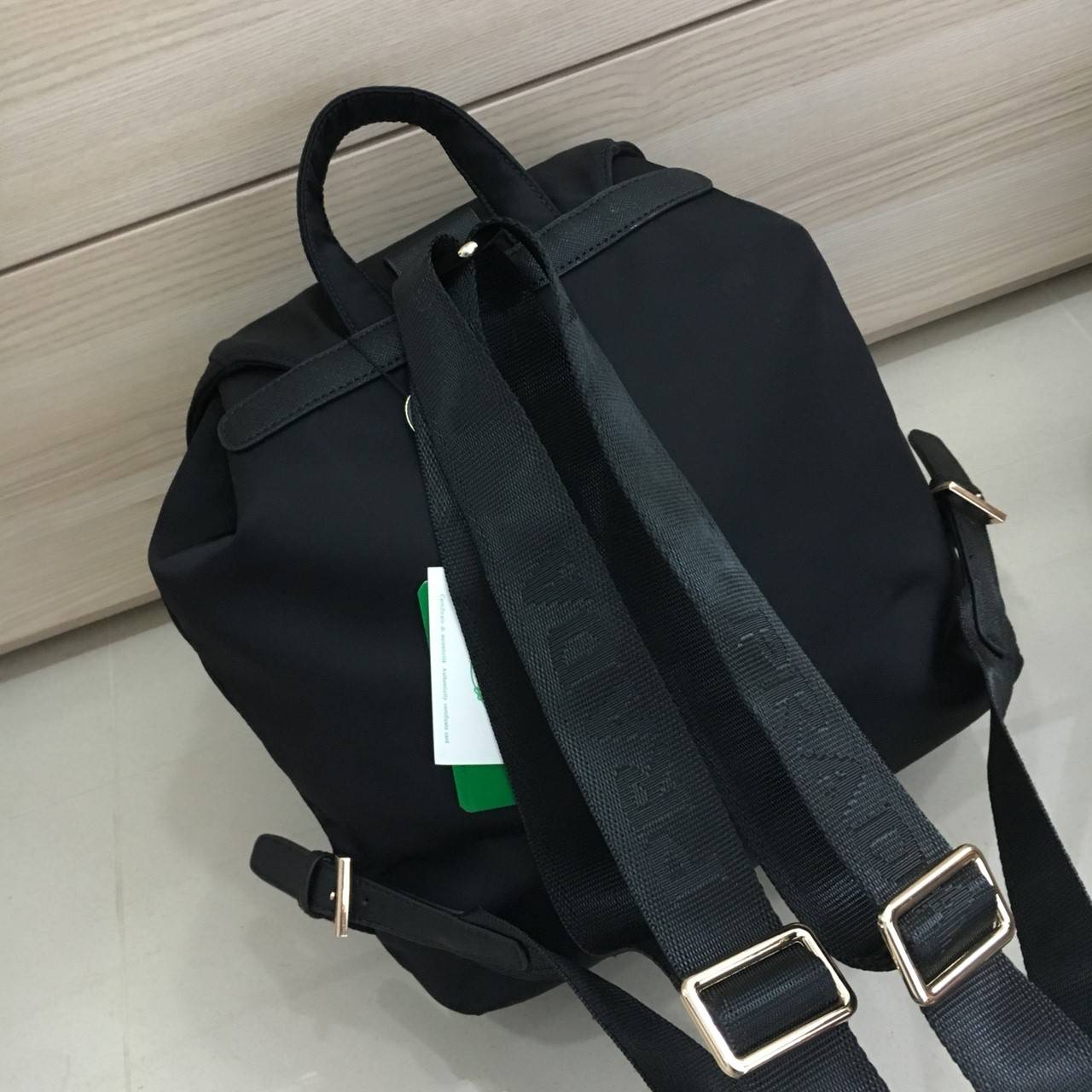 ล็อตใหม่ รุ่นแนะนำค้าา♡ กระเป๋าเป้ทรงสวย Prada Nylon Backpack With Pocket วัสดุผ้าไนล่อน กันน้ำเนื้อหนาอย่างดี ใบนี้ ดีไซต์สวยเก๋ เป้แบบหูรูด **ทรงสวยน่ารัก เปิดปิดด้วยกระดุมแม่เหล็ก เข็มขัดปรับได้ ด้านหน้ามีกระเป๋าอีก 2 กระเป๋าเปิดปิดด้วยซิป ด้านใ