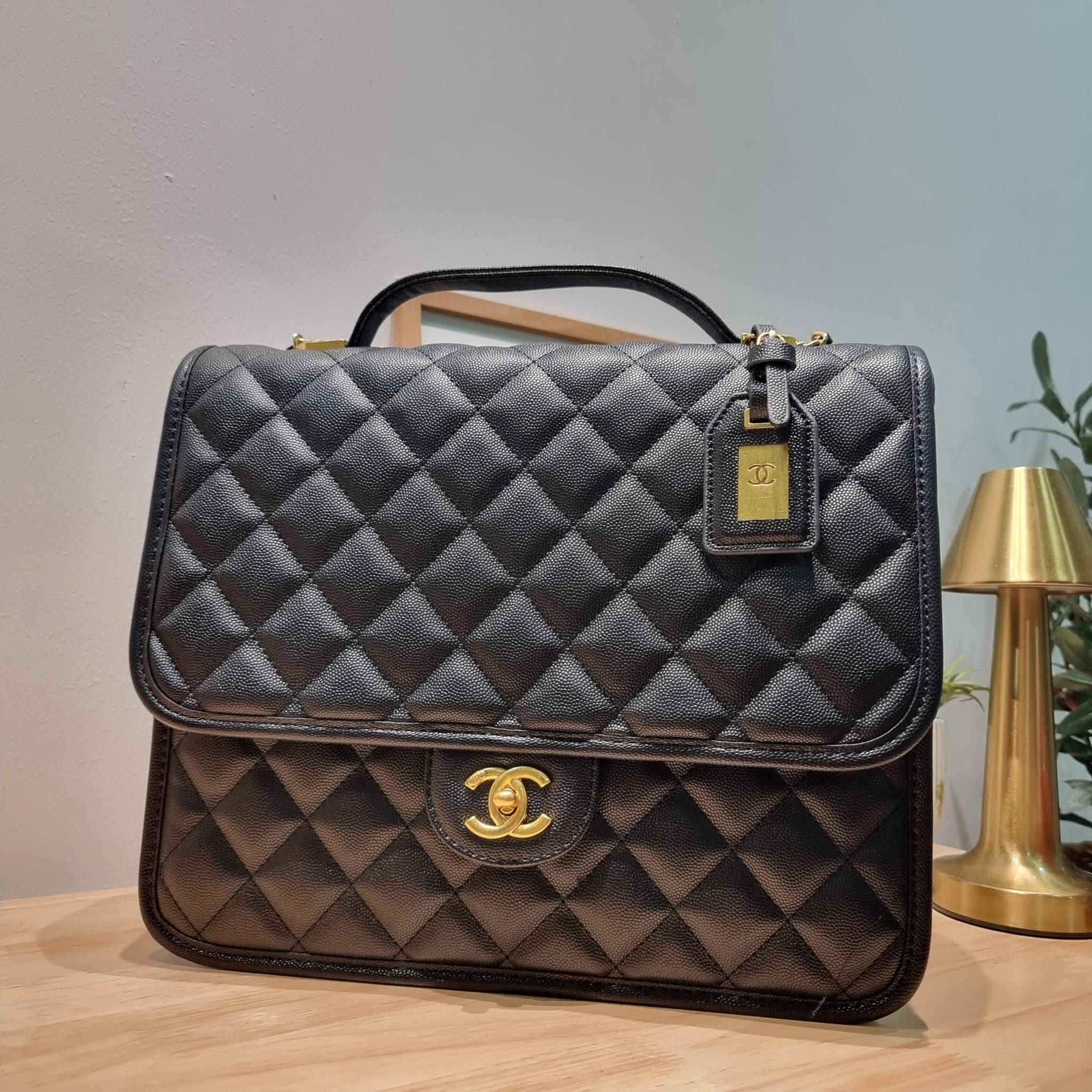 Chanel 22k backpack ที่สุดของไอเท็มที่ตัวแม่ยังต้องมี กับกระเป๋าสะพายทรงเป้ ดีไซน์สุดชิค รูปทรงสวยเป็นเอกลักษณ์ ใบใหญ่จุของคุ้ม สะพายออกทริปไปเที่ยวได้สบายๆ วัสดุหนังลายคาเวียร์ ผิวสัมผัสดี