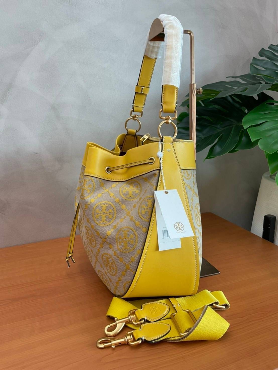 Tory burch t monogram jacquard drawstring hobo New Collection 2021 กระเป๋าถือและสะพายข้าง Monogram จาก tory burch ทำจากผ้าใบ jacquard ตัดด้วยหนังวัวแท้