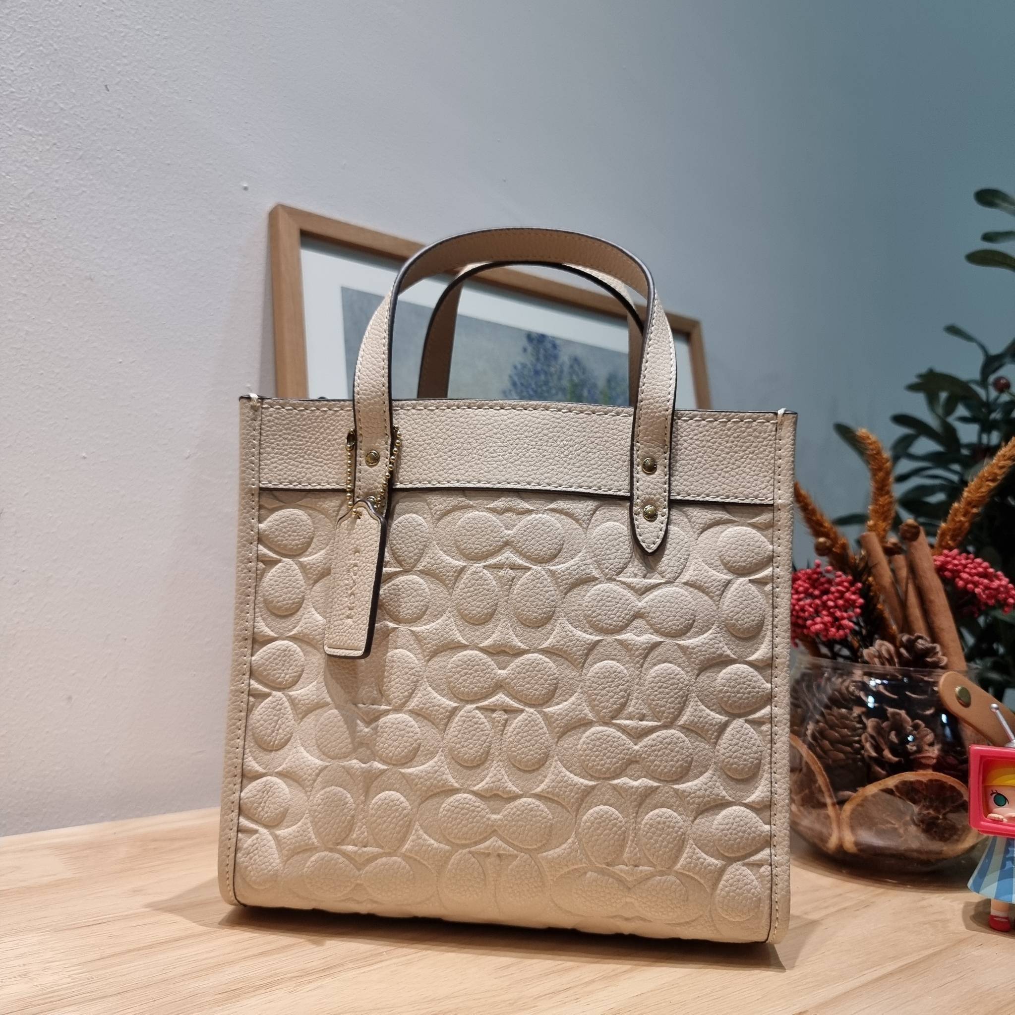 COACH C4829 FIELD TOTE 22 IN SIGNATURE LEATHER คอลเลคชั่นสุดหรู กับกระเป๋าทรงโท้ท ไซส์กำลังสวย ดีเทลหนังปั๊มเต็มใบ สีโทนผู้ดีม้าก บวกกับสายสะพายสีตัดกับกระเป๋า เพิ่มมูลค่าไปอีก ทำให้ไอเท็มนี้ดึงดูดทุกสายตา