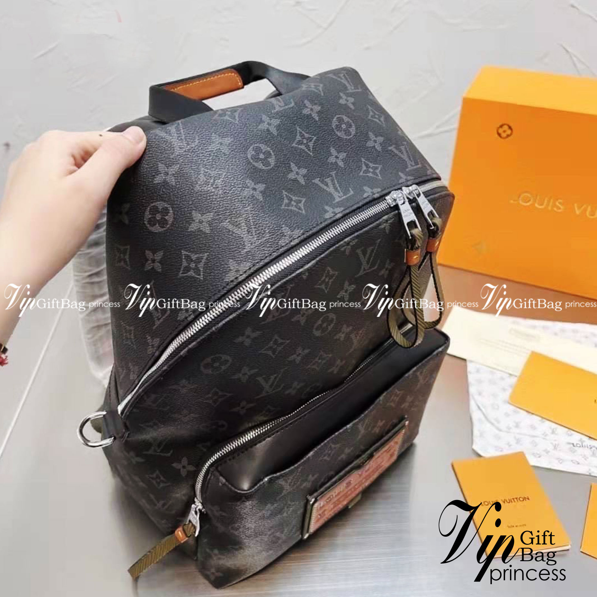 LV Discovery Backpack / LV Backpack in Black กระเป๋าเป้ งานปั้มแบรนด์ ใช้ได้ทั้งชายหญิง ภาพถ่ายจากงานขายจริง ใช้งานต่างประเทศได้