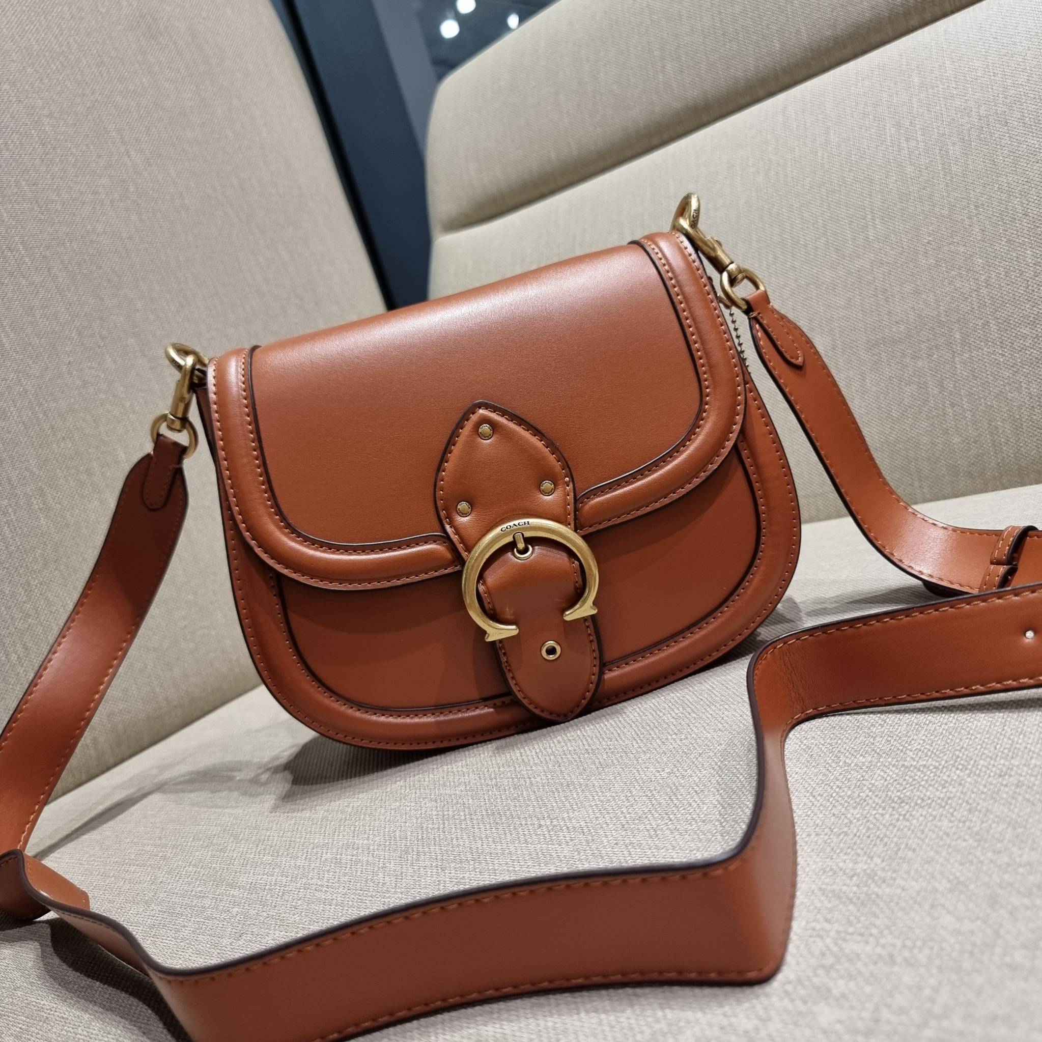 COACH C0749 BEAT SADDLE BAG The best item! ที่สาวๆรอคอย! ฮอตไฟลุก! สีหายาก ละมุนคุณหนู คอลเลคชั่นใหม่ ดีไซน์หรูหรา พิเศษมากๆมาพร้อมสายสะพาย 2 เส้น ใช้คู่กันหรือแยกสะพายก็สวยครบสูตร กระเป๋าสะพายทรง saddle คลาสสิค วัสดุหนัง glove-tanned ทนทาน เปิด-ปิดด้วยกร