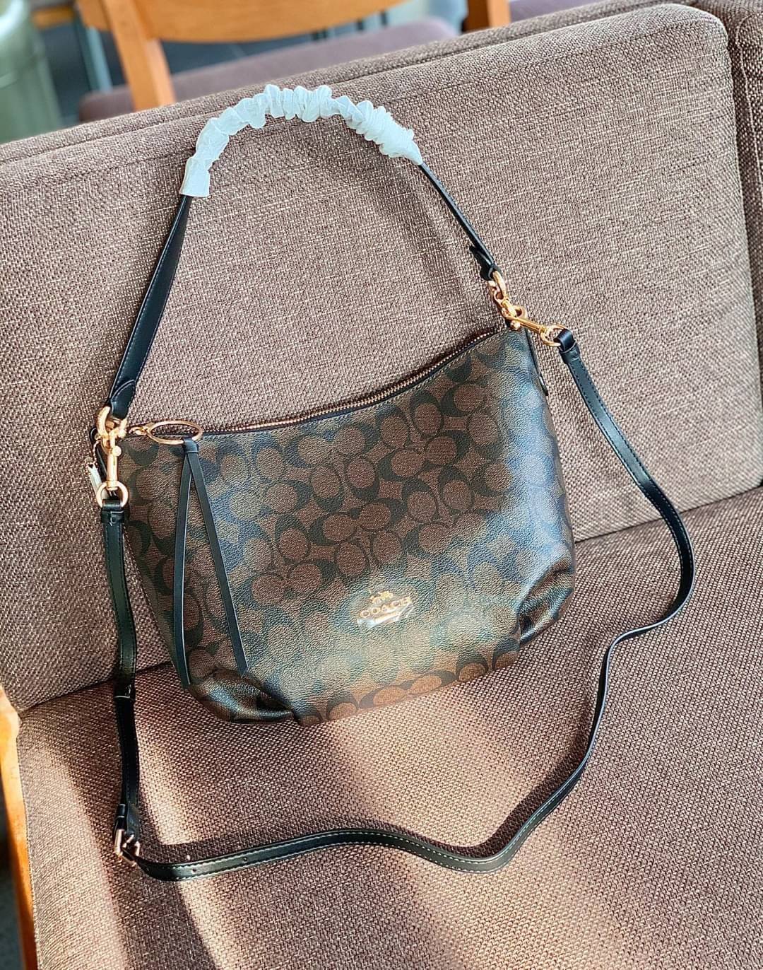 OUTLET 】ปรับราคาลง ได้ไปไม่ผิดหวังแน่นอนจ้าา💥 Coach Pebble Leather Small Skylar Hobo Shoulder Bag((90738)) พร้อมส่งที่ไทย ล่าสุด! กระเป๋าหิ้ว//สะพายข้างได้ ทรงน่ารัก ละมุน หนังแท้ หนังนิ่มมือดีมาก หลงรักแน่นอนค่าา! เปิดปิดกระเป๋าแบบซิปมีพู่ห้อย ใช