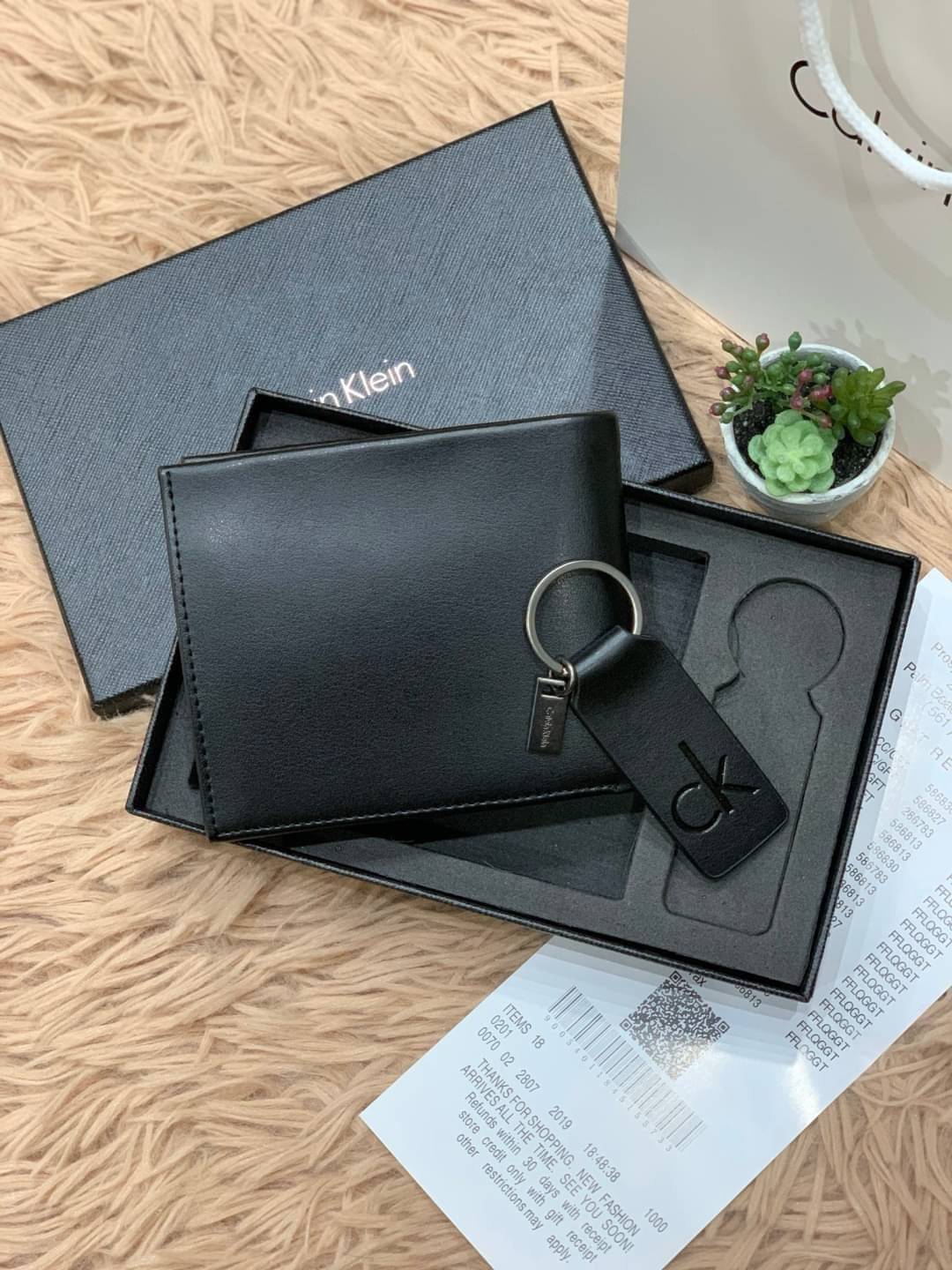 ของแท้ 💯% 】CALVIN KLEIN SHORT WALLET & KEY CHAIN SET เซ็ทสุดคุ้มกับอีกหนึ่งคอลเลคชั่นสำหรับคุณผู้ชาย ในเซ็ทประกอบไปด้วยกระเป๋าสตางค์ทรงสั้น ใช้งานง่าย