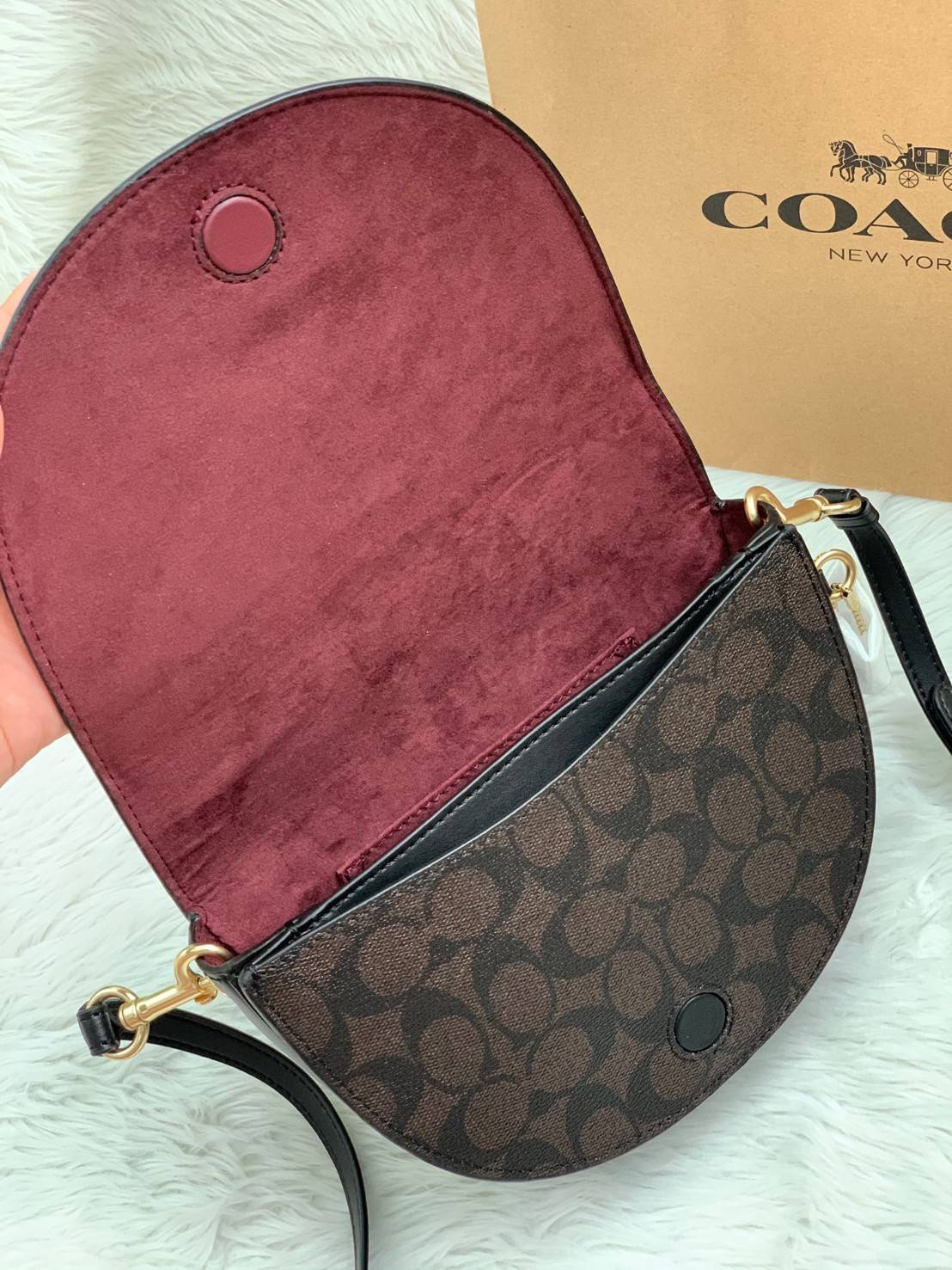 พร้อมส่งที่ไทยครบทั้ง6สีค่ะ 😘 Coach Ellen Crossbody In Signature ((C1432)) กระเป๋าทรงฮาฟมูนรูปทรงคลาสสิก ออกแบบให้มีลักษณะโค้งมน ไม่ดูเป็นทรงแข็งจนเกินไป ดีไซน์และสีของกระเป๋ายังเรียบง่าย เข้าได้กับทุกชุด สะพายครอสบอดี้ร์//สะพายข้าง หรือถือแบบคลัท