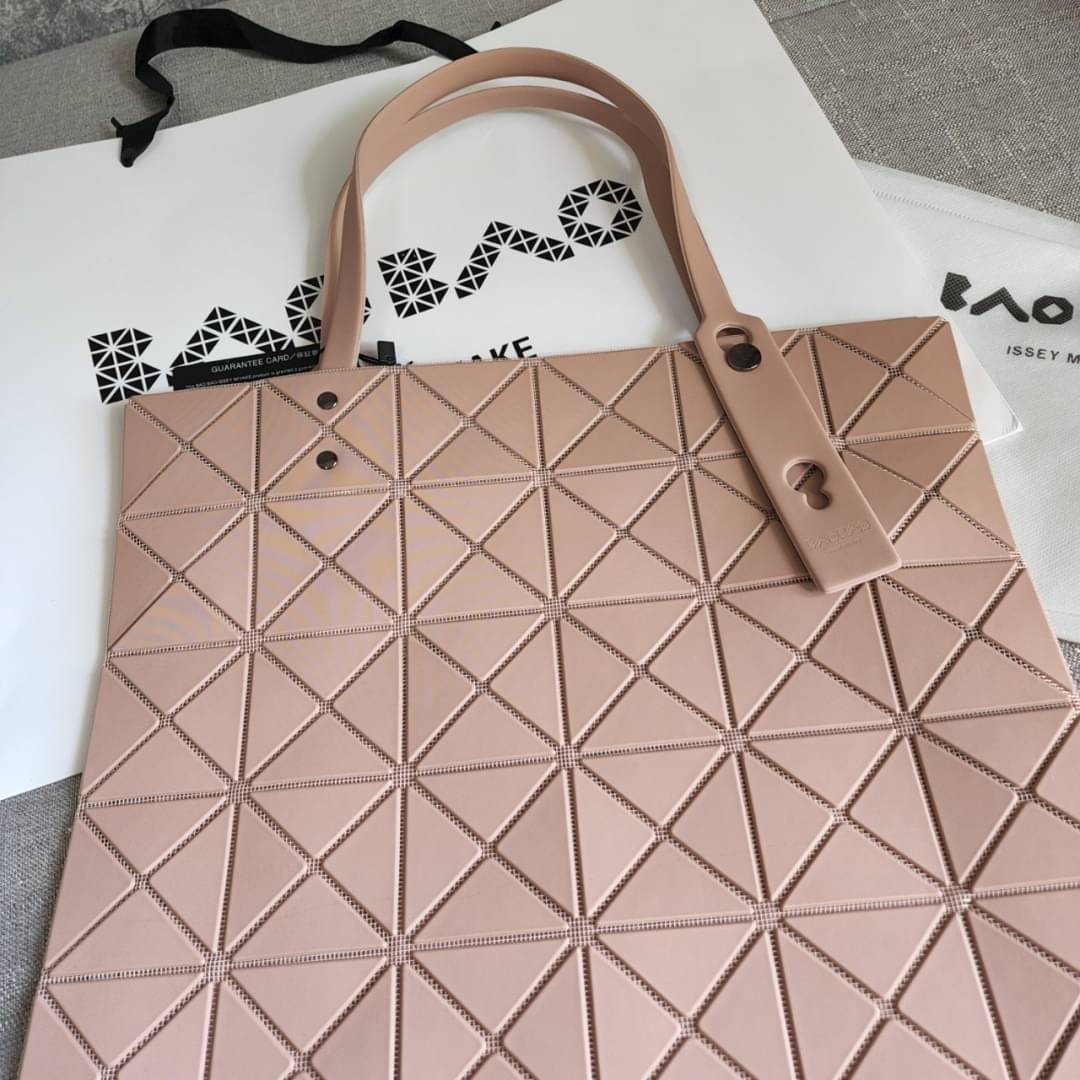 BAO BAO ISSEY MIYAKE LUCENT ONE-TONE กระเป๋า Bao Bao จากแบรนด์ดัง Issey Miyake แบรนด์แฟชั่นจากประเทศญี่ปุ่น ซึ่งมีสินค้ามากมายไม่ว่าจะเป็นเสื้อผ้า นาฬิกา น้ำหอม และที่ขาดไม่ได้นั่นก็คือ กระเป๋า Bao Bao ที่มีความพิเศษในเรื่องของวัสดุและดีไซน์ที่ครองใจสถาปน