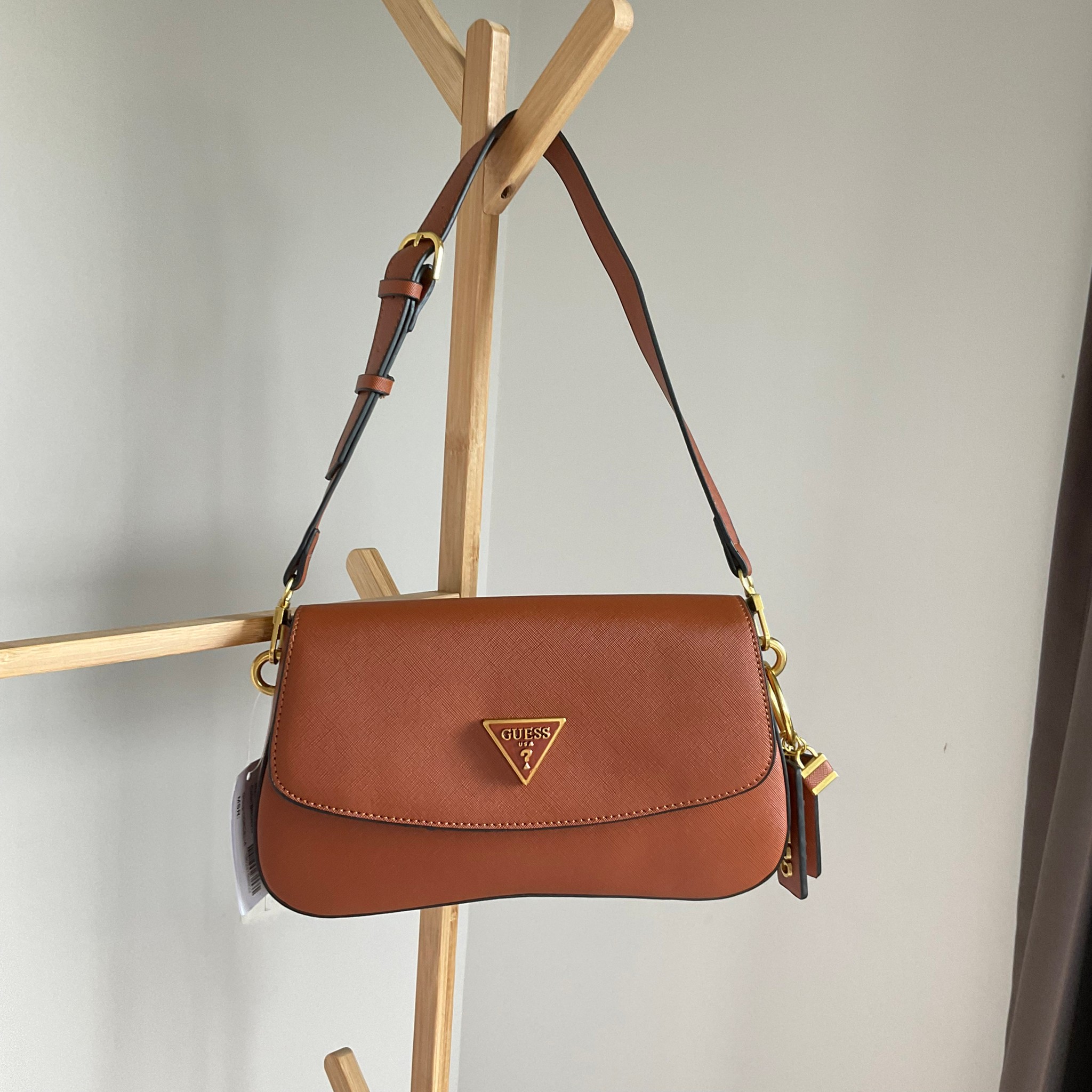 GUESS COLDELIA LOGO FLAP BAG กระเป๋าสะพายไหล่ หนังสวยหรู พิมพ์ลาย อะไหล่ทอง เปิดปิดด้วยกระดุมแม่เหล็ก มีช่องเล็กด้านหน้าหนึ่งช่อง ด้านในใส่กระเป๋าสตางค์ยาว มือถือได้ทุกรุ่น พร้อมช่องซิปแยกให้ มาพร้อมสายสะพายไหล่ปรับและถอดได้ ไอเท็มล่าสุดใบนี้ต้องมีนะคะ