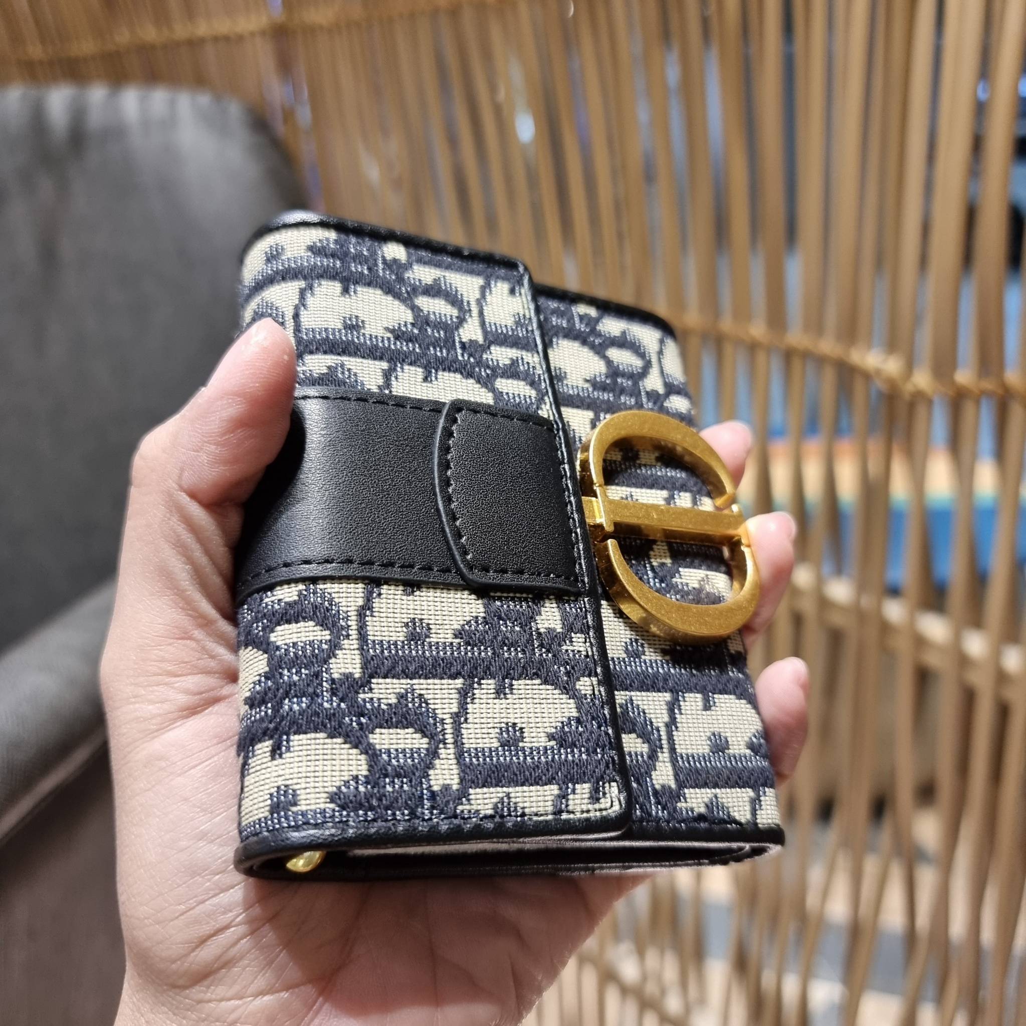 VIP 】CD TRIFOLD WALLET WITH GWP ที่สุดของความคลาสสิค กระเป๋าสตางค์ใบสั้นแบบพับ พรีเมี่ยมกิ๊ฟจากเคาน์เตอร์ วัสดุผ้าแคนวาสปักลาย สลับหนังแท้ภายใน โลโก้สีทองเหลือง สวยวินเทจ โดดเด่นเป็นเอกลักษณ์ ภายในมีช่องใส่บัตร ใส่ธนบัตร ใส่เหรียญได้ คัดมาให้แบบปังๆ ต้องจ