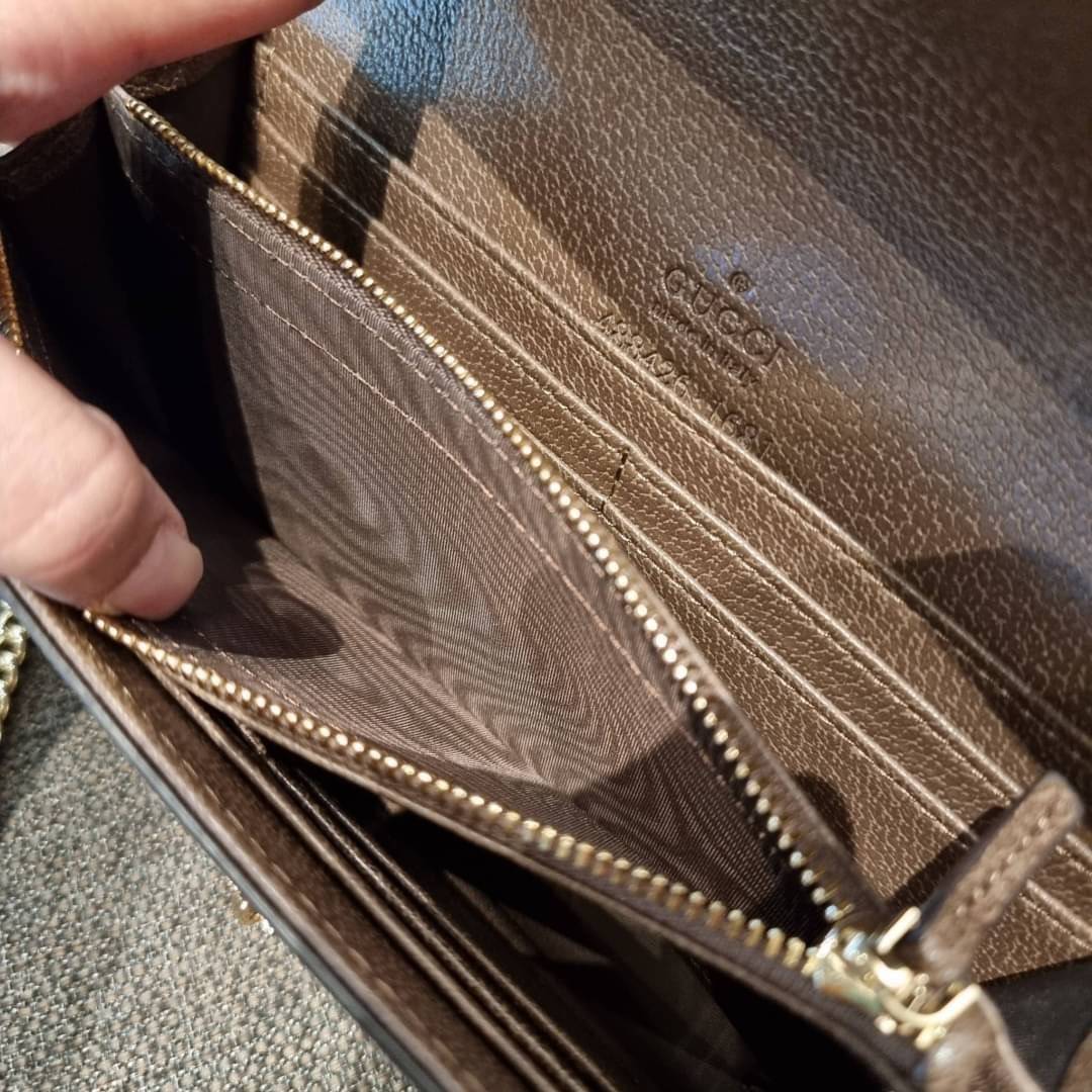 คลัชท์สุดหรูขึ้นแท่นต้องใบนี้เลย GG×Balenciaga woc bag กระเป๋าสะพาย crossbody เป็นคลัชท์ได้ในตัว ดีไซน์คลาสสิควินเทจ ดึงดูดและสะกดสายตาด้วยอะไหล่ดีเทลหรูของอะไหล่สีทอง วัสดุหนังแคนวาส ทนทาน ดูแลรักษาง่าย เปิด-ปิดด้วยอะไหล่เสียบล็อค ภายในแบ่งสัดส่วนลงตัวมา