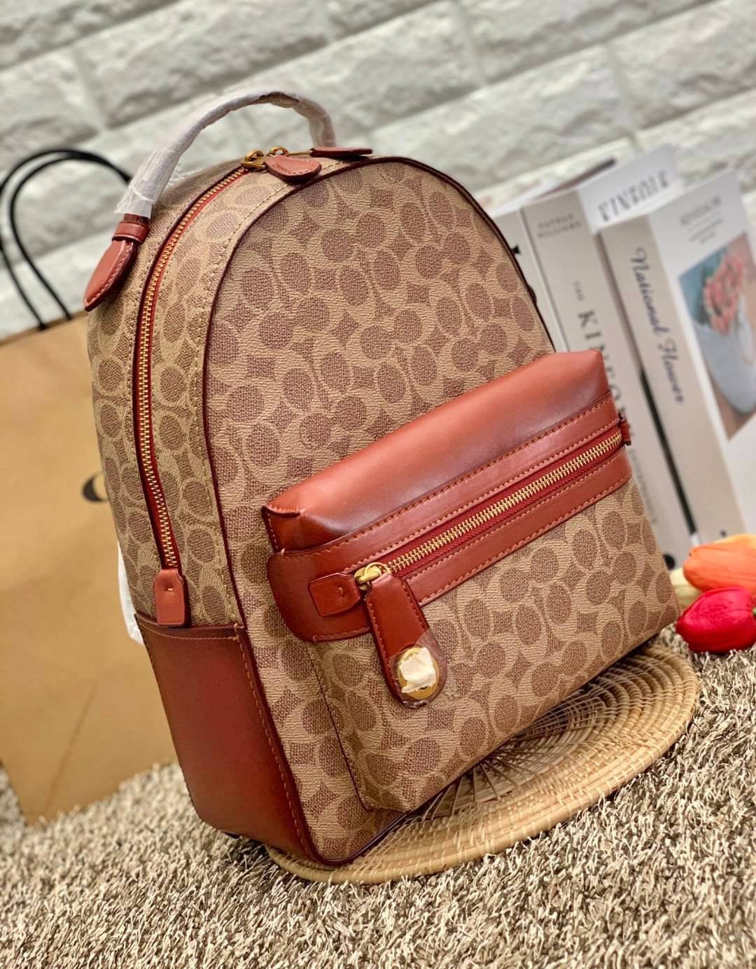 COACH CAMPUS BACKPACK IN SIGNATURE BAG ((32715)) LARGE พร้อมส่งอีกครั้ง ((ใบใหญ่)) ห้ามพลาด! กระเป๋าสะพายหลังแบบมีหูหิ้วได้ หนังแท้อย่างดี ลายหนังสวย สีหนังคลาสสิค ดูดีมากๆค่ะ ด้านหน้ามีช่องซิปขนาดกลางใส่มือถือหรือของจุกจิกได้ เปิดปิดกระเป๋าแบบซิปคู่ ภายใ
