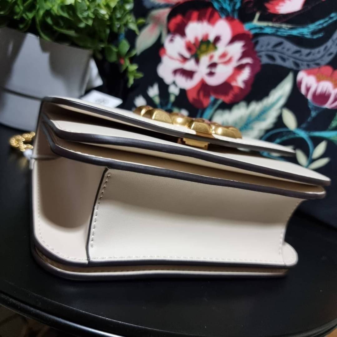 TORY BURCH ELEANOR SMALL CONVERTIBLE SHOULDER BAG ฮอตไอเท็ม รุ่นนี้ขายดีขายหมด สวยหรู คุณหนู ผู้ดี!! หายากมากแล้วน้า กระเป๋าสะพายข้าง ดีไซน์อยู่ทรง ขนาดกำลังสะดวกใช้สำหรับสาว วัสดุหนังแท้เต็มใบ สีทูโทน เปิด-ปิดด้วยแถบแม่เหล็ก ภายในแบ่งสัดส่วนได้เป็นอย่างด