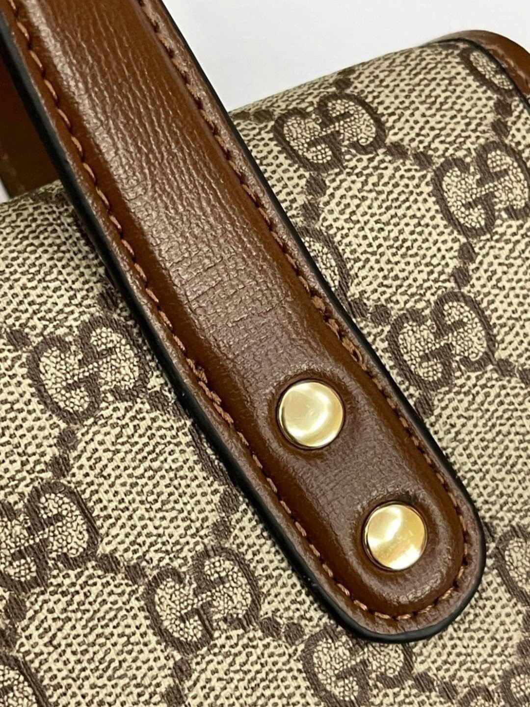 หนังแท้ GUCCI Horsebit 1955 leather-trimmed printed coated-canvas shoulder bag คอลเลคชั่นใหม่ล่าสุด ดาราเซเลปใช้กันเพียบ กระเป๋าถือ (ไม่มีสายสะพาย) ดีไซน์สวย เชื่อได้เลยใบนี้สาวๆต้องหลงรัก จนวางไม่ลงเลยน้า