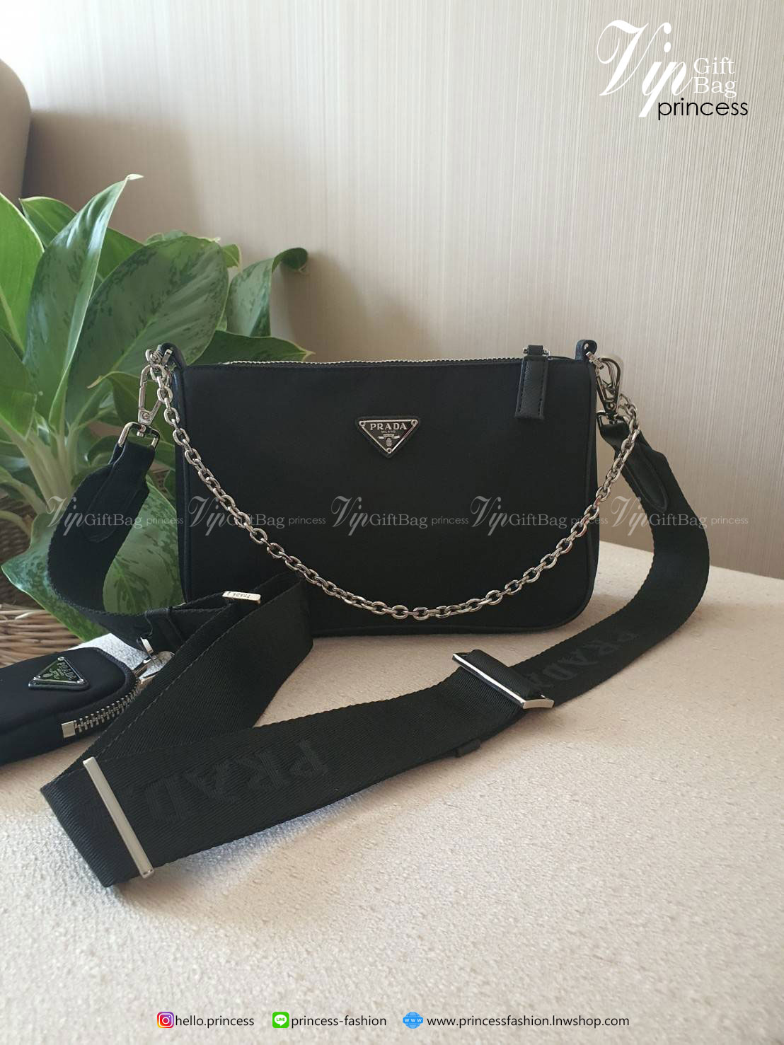 🎉 งานพรีเมี่ยมกิ๊ฟท์จากแบรนด์ PRADA ซื้อ1 ได้ไปถึง3 สายแบนสะพาย CROSSBODY สายโซ่สีเงิน คล้องไหล่ กระเป๋าห้อยใบเล็กใส่เหรียญ คุ้มมากค่ะรุ่นนี้ แม่ค้าแนะนำเลยจ้า วัสดุทำจากผ้า NYLON #อะไหล่เงินทั้งใบ เปิดปิดด้วยซิป ภายในมีช่องซิปและป้ายโลหะแบรนด์ บุ