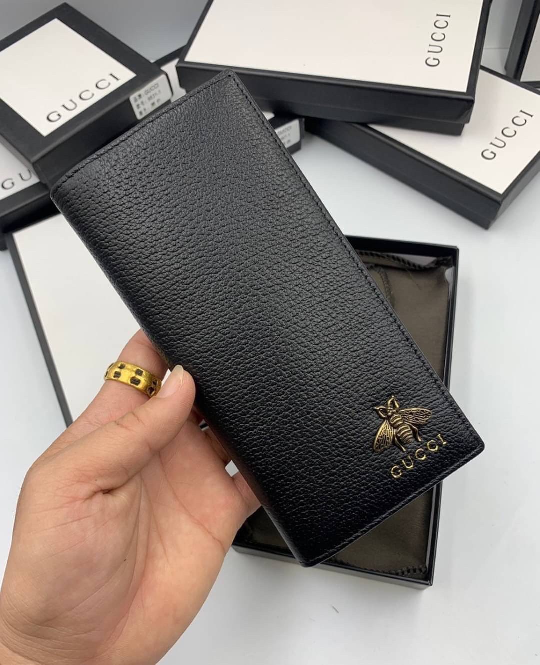 หนังแท้ GUCCI Men Long Wallet รุ่นใหม่ล่าสุด!! หนังสวยเริด ดีงามมากค่าาา กระเป๋าสตางค์ใบยาว ดีไซน์ใหม่ สวยดูหรู ถือใช้กำลังเหมาะมือ ใส่บัตรได้เยอะ ใส่ธนบัตรได้ทุกชนิด มาครบ set พร้อมส่ง!! เป็นไอเท็มที่หนุ่มๆต้องมีจริงๆจ้า 😎😎