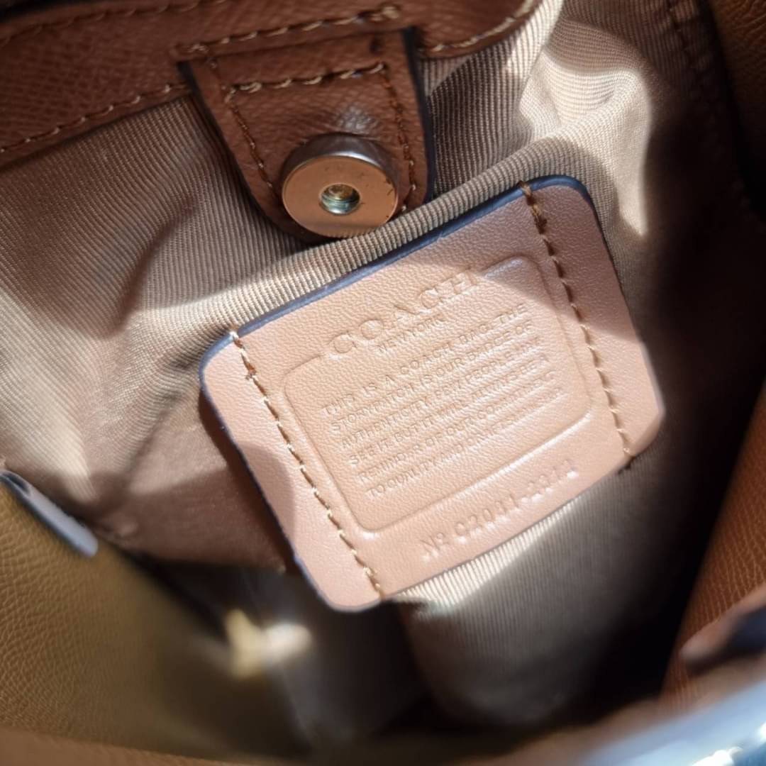 COACH 2312 SMALL TOWN BUCKET BAG IN SIGNATURE CANVAS รุ่นยอดนิยมใบเล็กมาครบสีแล้วจ้า กระเป๋าทรงบัคเก็ต สีผู้ดี๊ผู้ดี ตัวกระเป๋าดีไซน์คลาสสิคลายซี ดูโดดเด่น วัสดุหนังแคนวาสเคลือบลาย สวยคมทุกมุมจริงๆ!! เปิด-ปิดด้วยกระดุมแม่เหล็กทั้ง 2 ฝั่ง ภายในเป็นช่องโล่ง