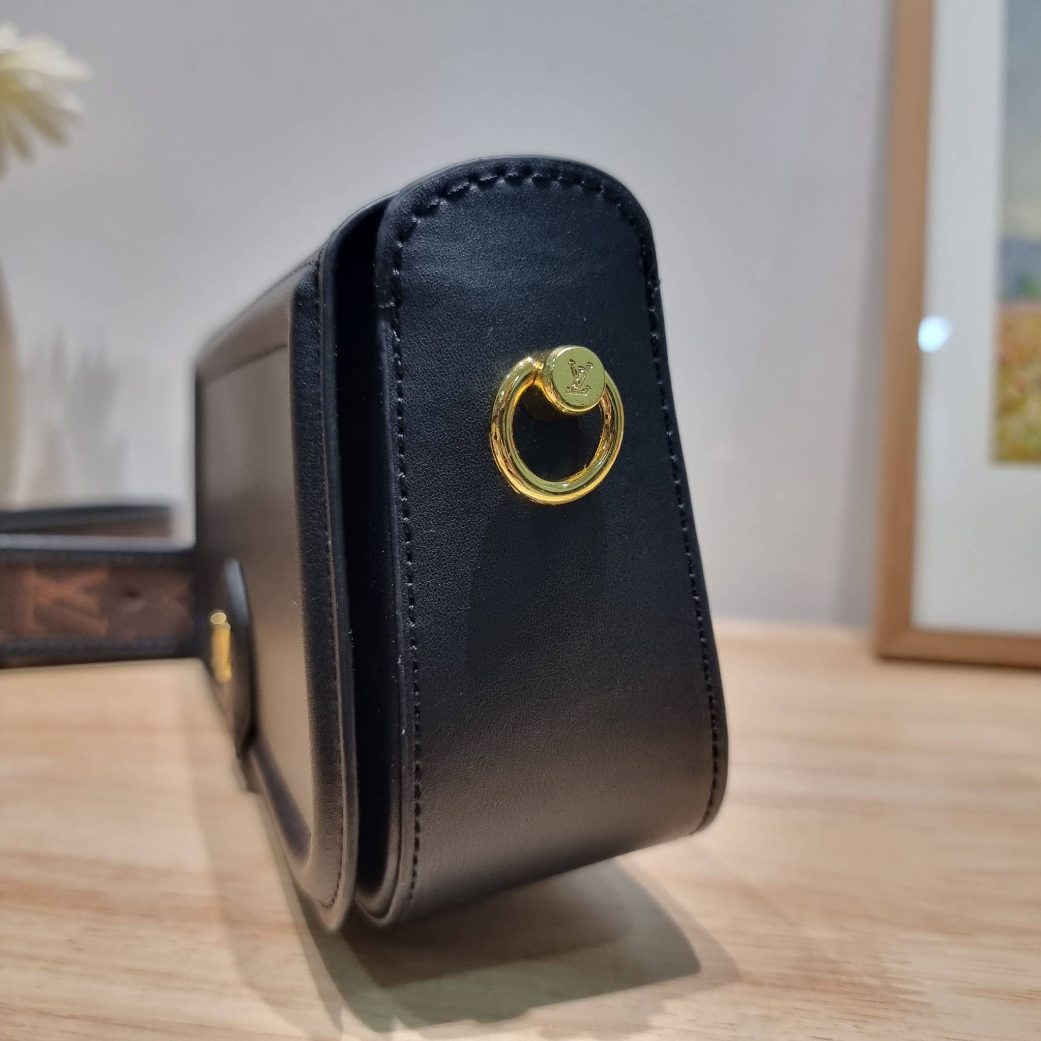 LV officier crossbody bag / LV Officier Pouch With Strap กระเป๋าสะพายเรียบหรู ดีไซน์เรียบง่าย ใช้งานสะดวก พร้อมใบลูกน่ารัก และสายสะพายเส้นใหญ่ ทนทาน แน่นหนา วัสดุหนังเรียบสวย