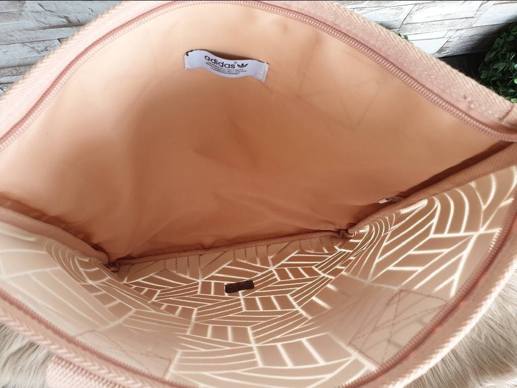 Adidas Original Shopper 3D Tote Bag Trefoil Handbag . Classic Sports กระเป๋าถือหรือสะพาย ลาย graphic ทรง sport วัสดุ polyurethaneเนื้อ matte หนังนิ่ม น้ำหนักเบา เปิดปิดด้วยซิป ภายในกว้างโล่ง ใส่ A4, iPad และของใช้ได้เยอะ Unisex ใช้ได้ทั้ง ช ญ ค่ะ