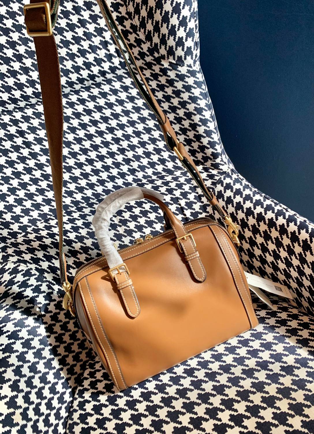 TORY BURCH T Monogram Color-block Barrel Duffle พร้อมส่งที่ไทย สวยก่อนใคร มี2ขนาด ไม่มีคือพลาดจร้าา😘 ✔️กระเป๋าทรงหมอน วัสดุหนังแท้ชั้นดีที่สุด หนังเรียบนิ่มสวย ✔️เปิดปิดกระเป๋าด้วยซิปคู่แบบมีหนังห้อย ภายในกว้างมากสำหรับไซด์นี้ หายห่ว