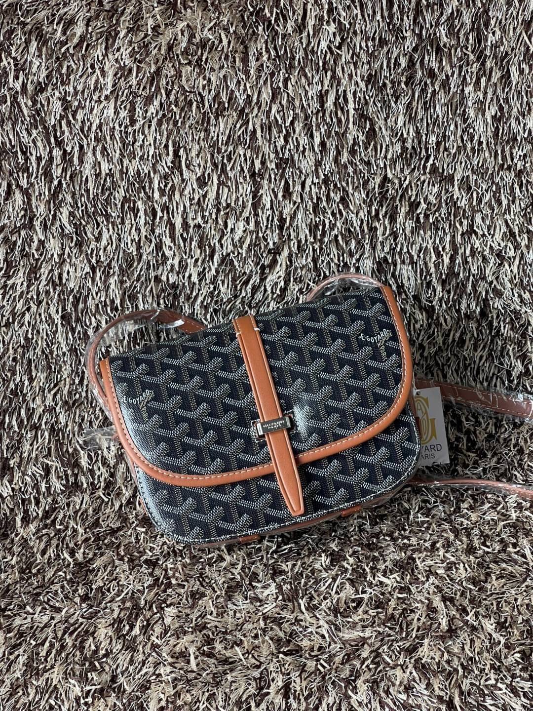 Goyard belvedere pm แบรนด์ดังจากฝรั่งเศส เรัยบหรูแต่ดูสง่า สะดุดตาด้วยลายเฉพาะตัว วัสดุที่นำมาตัดเย็บกระเป๋าเป็นวัสดุผ้าใบ