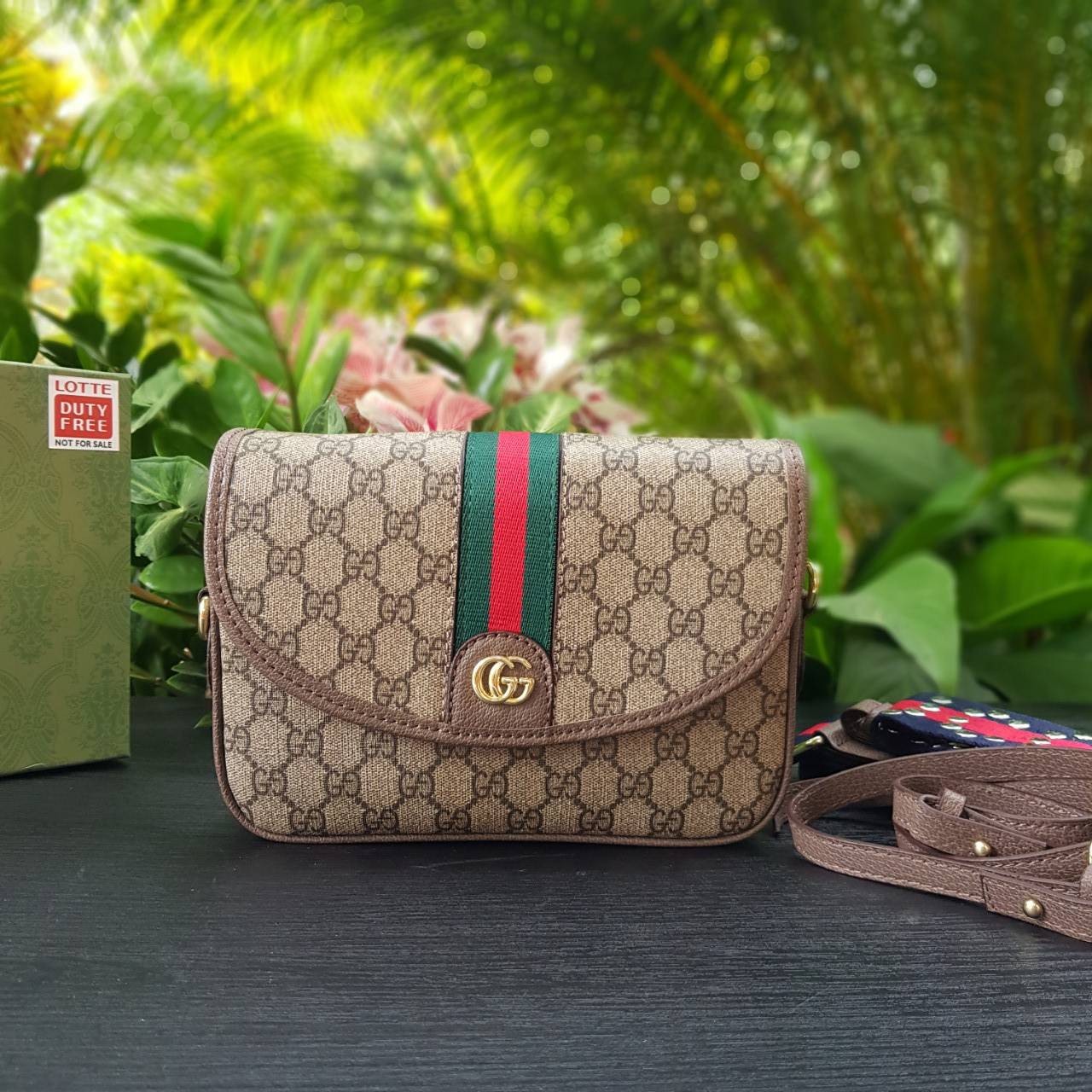GUCCI Ophidia mini GG shoulder bag กระเป๋าถือ กระเป๋าสะพายทรงสวย ดีไซน์ที่เป็นเอกลักษณ์ จะถือเป็นครัช สะพายไหล่ หรือครอสบอดี้ก็สวยลงตัวได้ทุกสไตล์