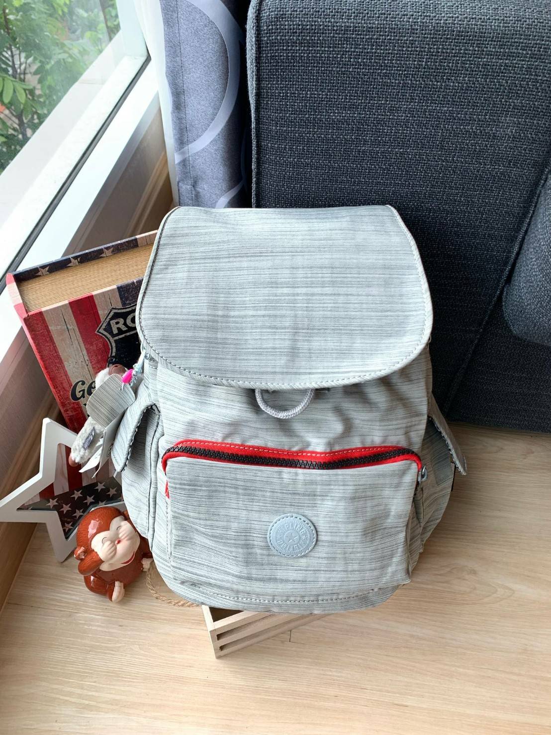 Kipling City Pack S K14275มาพร้อมดีไซน์ทันสมัย ใช้งานได้อย่างคล่องตัว ด้วยสีและลายสุดคลาสสิก โดดเด่นด้วยพื้นที่ภายในและช่องต่างๆ ที่ให้คุณจัดเก็บของสำคัญได้อย่างครบถ้วน มีช่องเก็บของสัมภาระหลายขนาดสะดวกใช้งานเลยคร้า!!