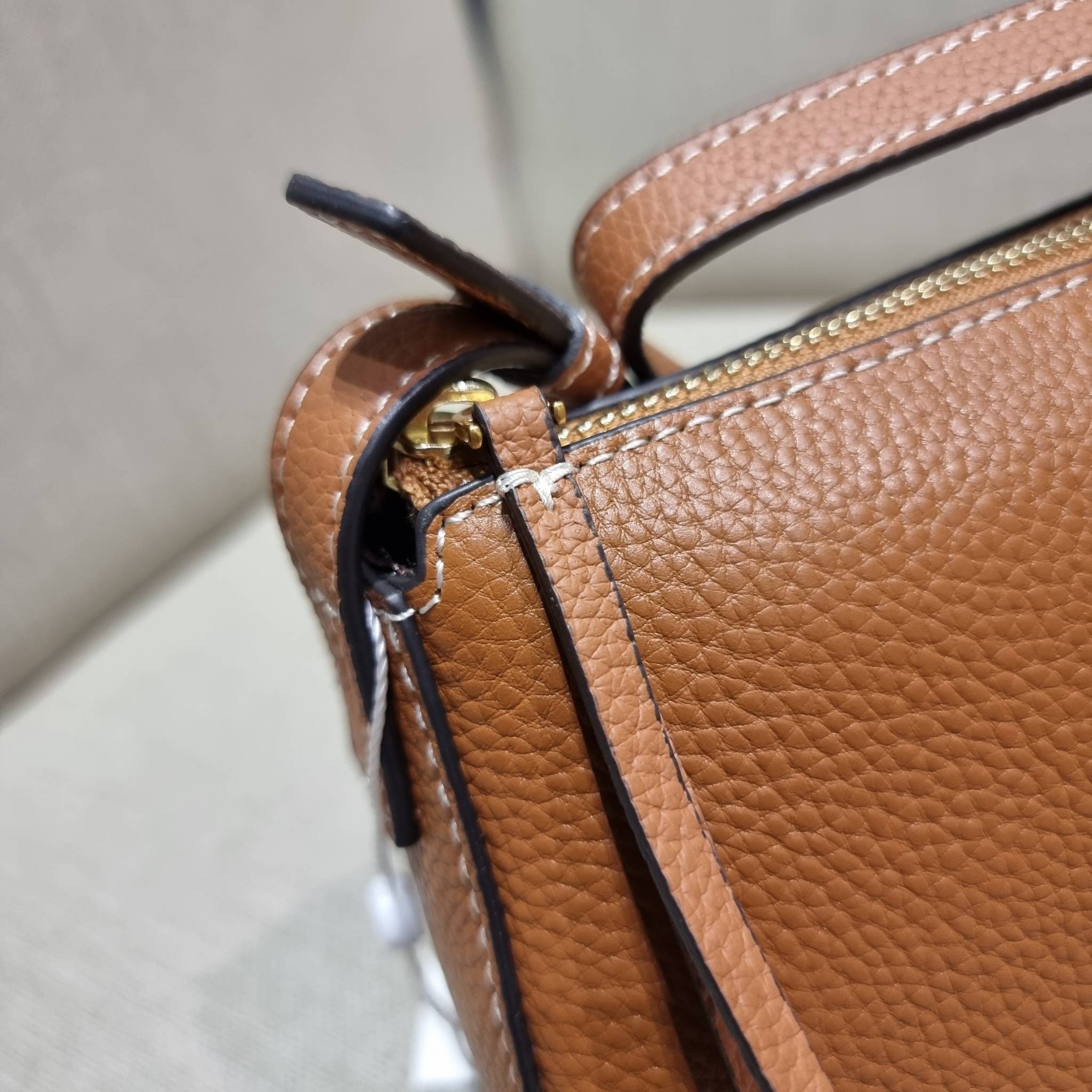 TORY BURCH MCGRAW WEDGE กระเป๋าสะพายไหล่ ทรงสวยไม่ซ้ำ ไม่เกร่อ!! สะดวกใช้งาน ดีไซน์เรียบแต่แฝงความหรู และคลาสสิคในตัว วัสดุหนังลูกวัว สัมผัสดี สวยคม เปิด-ปิดด้วยซิป ภายในเป็นช่องโล่ง มีช่องย่อยเก็บบัตร มาพร้อมสายสะพายในตัว ปรับได้อีกเล็กน้อย ไอเท็มนี้เหมา