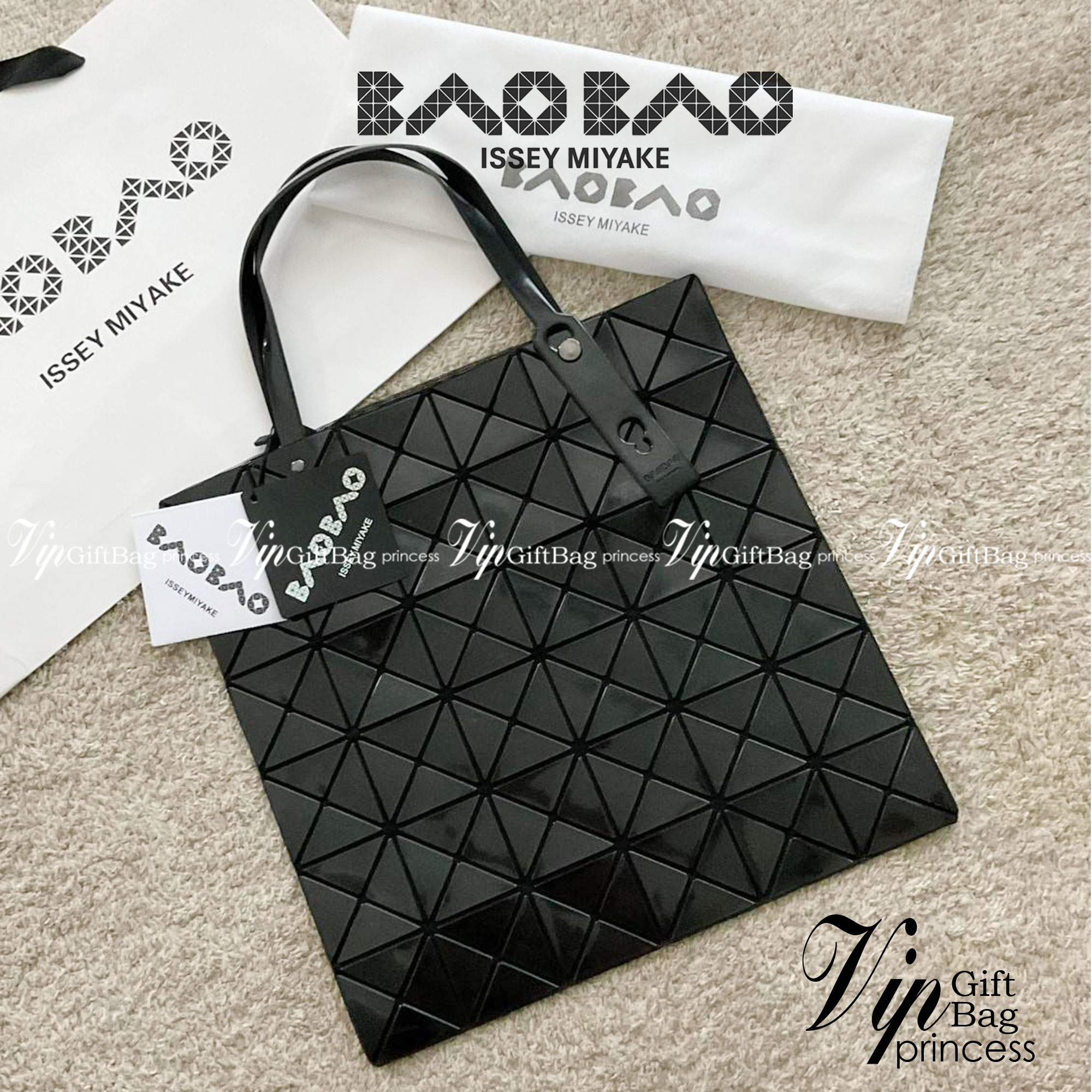 BAO BAO ISSEY MIYAKE TOTE BAG (6x6) กระเป๋าสะพายไหล่ ใบใหญ่ ทรงโท้ท จุดเด่นคือ ปรับได้หลายทรงตามเอกลักษณ์เฉพาะของแบรนด์นี้ ด้านในใส่ของได้เยอะมาก ใส่ไอแพด สมุดโน้ตได้สบายเลย พร้อมช่องซิปใส่ของให้อีกหนึ่งช่อง วัยทำงานหรือวัยนักศึกษา อย่างน้อยต้องมีแบรนด์นี