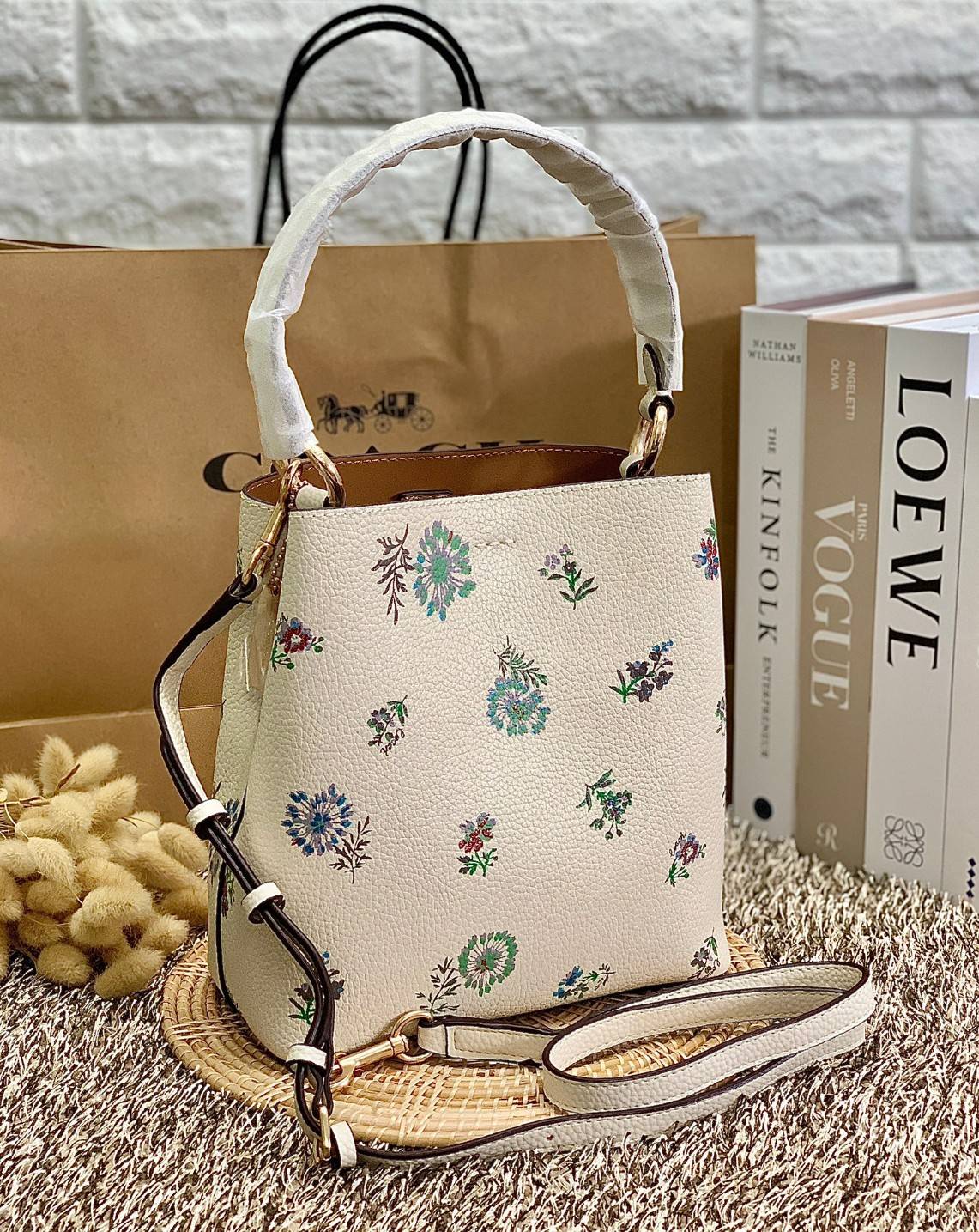 รุ่นฮิต รุ่นขายดี รุ่นที่สาวๆต้องมีค่ะ!! COACH SMALL TOWN BUCKET WITH DANDELION PRINT ((2310)) พร้อมส่งที่ไทยอีกครั้ง ห้ามพลาดค๊าาา😘 กระเป๋าทรงถัง หนังแท้ลายหนังสวยนิ่มอย่างดีค่ะ!