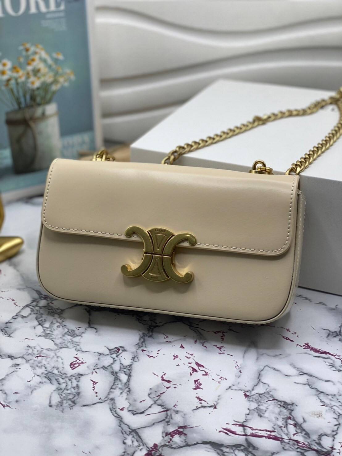 หนังแท้ CELINE CHAIN SHOULDER BAG / CELINE TRIOMPHE พร้อมส่งที่ไทย กระเป๋าเรียบหรูและดูทันสมัย ให้คุณเลือกสะพายในชีวิตประจำวันเข้ากับการแต่งตัวสบาย ๆ หรือจะสะพายออกงานปาร์ตี้สังสรรค์ก็ช่วยให้คุณดูโดดเด่น มีรูปทรงที่ดูแข็งแรงจึงไม่เสียรูปทรงแม้ใส่ของจำนวนม