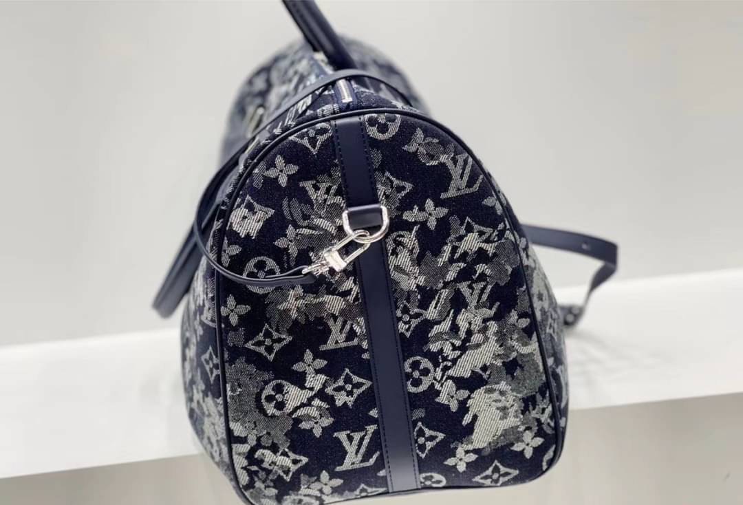 LOUIS VUITTON MONOGRAM DENIM / LV Denim Travel กระเป๋าเดินทาง อีกรุ่นขายดี!!! ของมันต้องมี ♡ มาใหม่ กระเป๋า TRAVEL BAG ใส่ของได้เยอะมาก ทรงสวย พิมพ์ลายชัดเจน มาพร้อมสายสะพายข้างสวยหรู ดูแพงคะ! พร้อมส่งที่ไทย
