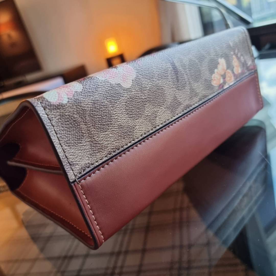 COACH 54649 PARKER IN SIGNATURE CANVAS WITH PRAIRIE FLORAL PRINT กลับมาอีกครั้ง!! กับไอเท็มสุดฮ็อต ที่สาวๆตามหากันนักหนา จัดมาแบบจุใจไปเลย ความสวยแซ่บไม่ต้องพูดเยอะ วัสดุหนังแคนวาสสลับหนังเรียบสวยคม พร้อมดีไซน์ลายดอกไม้โดดเด่น เปิด-ปิดง่ายด้วยตัวบิดล็อค ภ