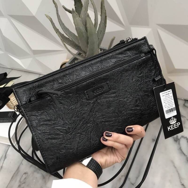 กระเป๋า KEEP Milan shoulder &clutch bag ตัวกระเป๋าผลิตจากหนังแกะเทียม ลายหนังชัดเจน สวย อะไหล่สีดำเข้ากับกระเป๋าสุดๆคะ จุดเด่นคือ สามารถใช้งานได้แบบ 2 in 1 เลยคะ ถือคล้องข้อมือเป็น คลัช หรือ สะพายข้างลำตัวได้ แถมภายใน มีช่องแบ่งเก็บของถึง 3 ช่องใหญ่ และ ช